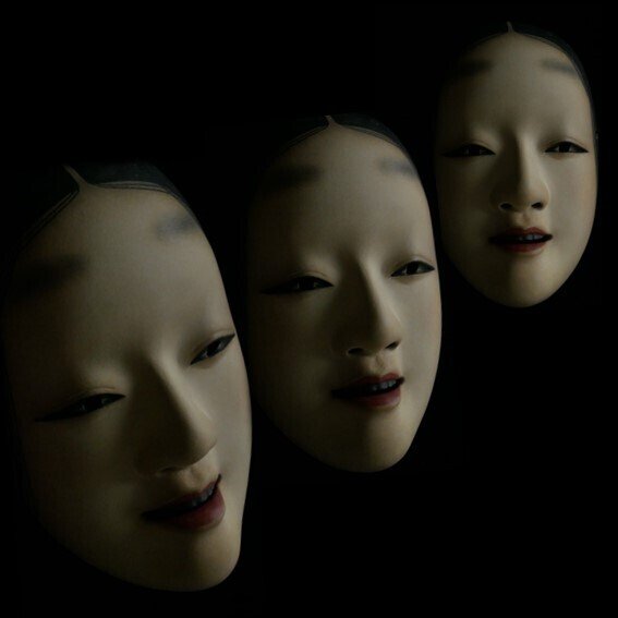 微笑む能面「若女」｜麻生りり子｜能面師