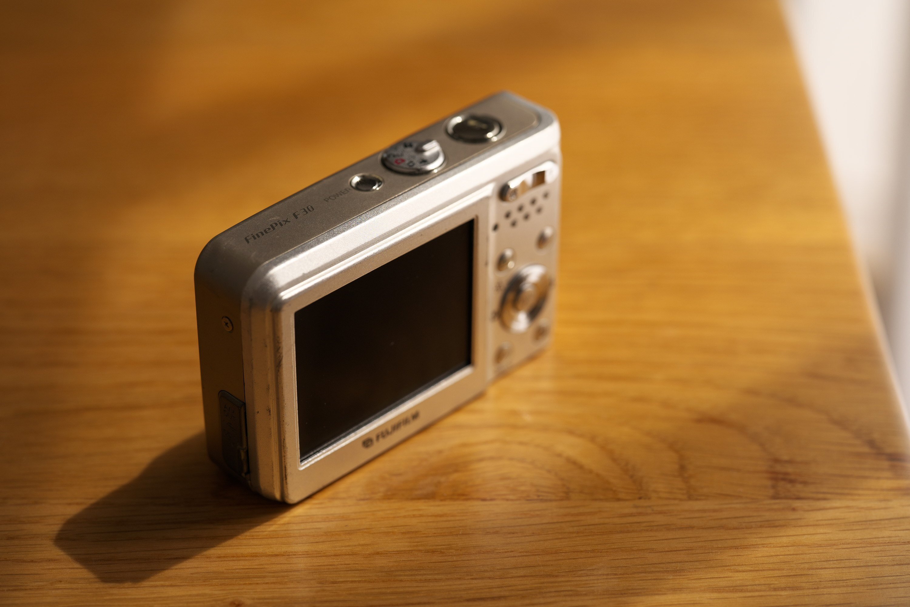 オールドデジカメ思い出話 その4 Fujifilm Finepix F30｜ちいさな島