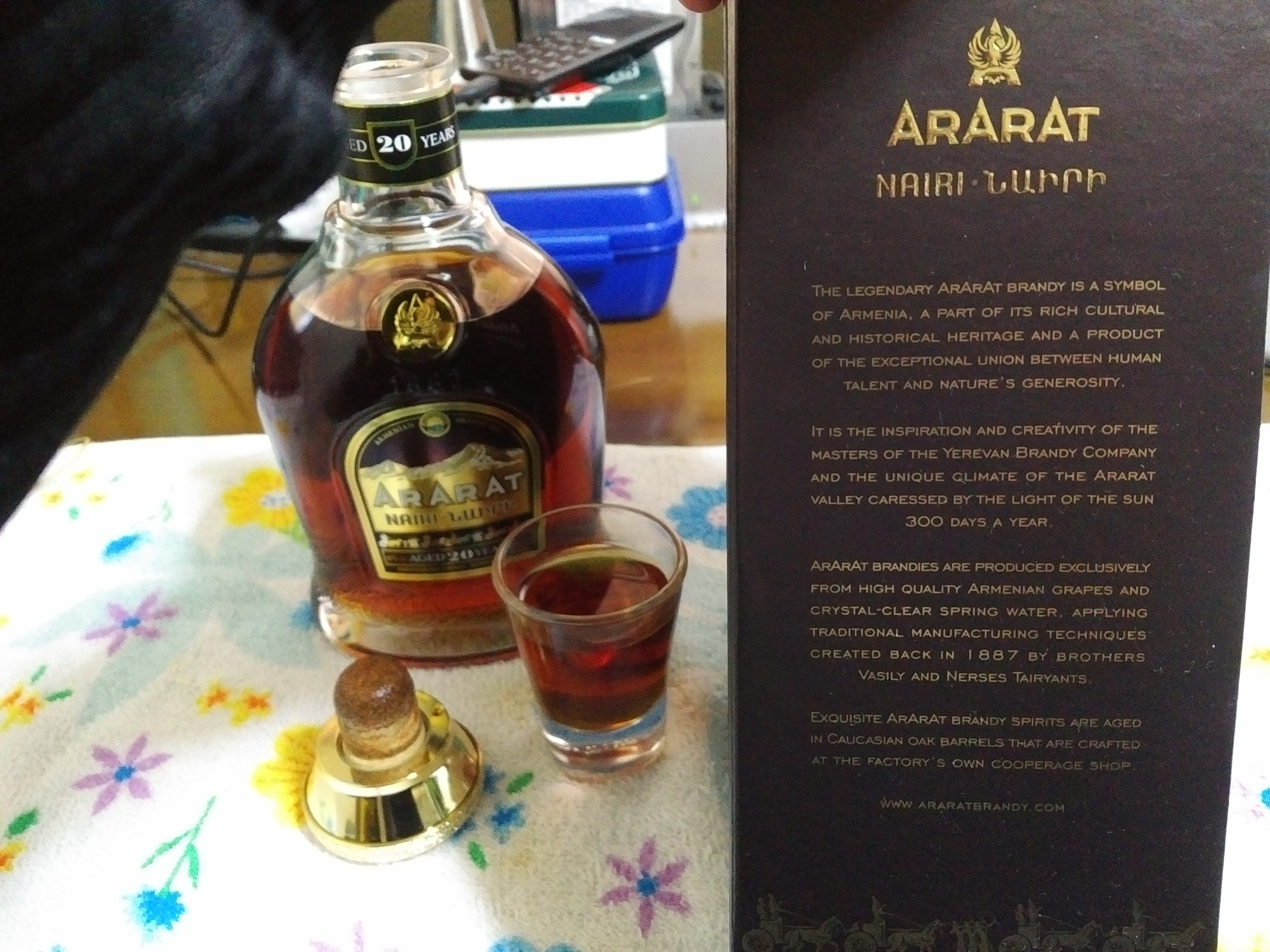酒：アルメニア産ブランデー、アララト20年ナイリ（お散歩100日目記念