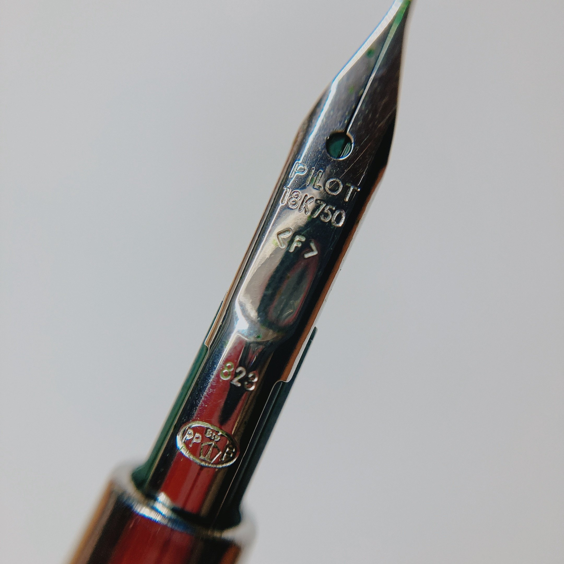 PILOT キャップレスストライプFニブ