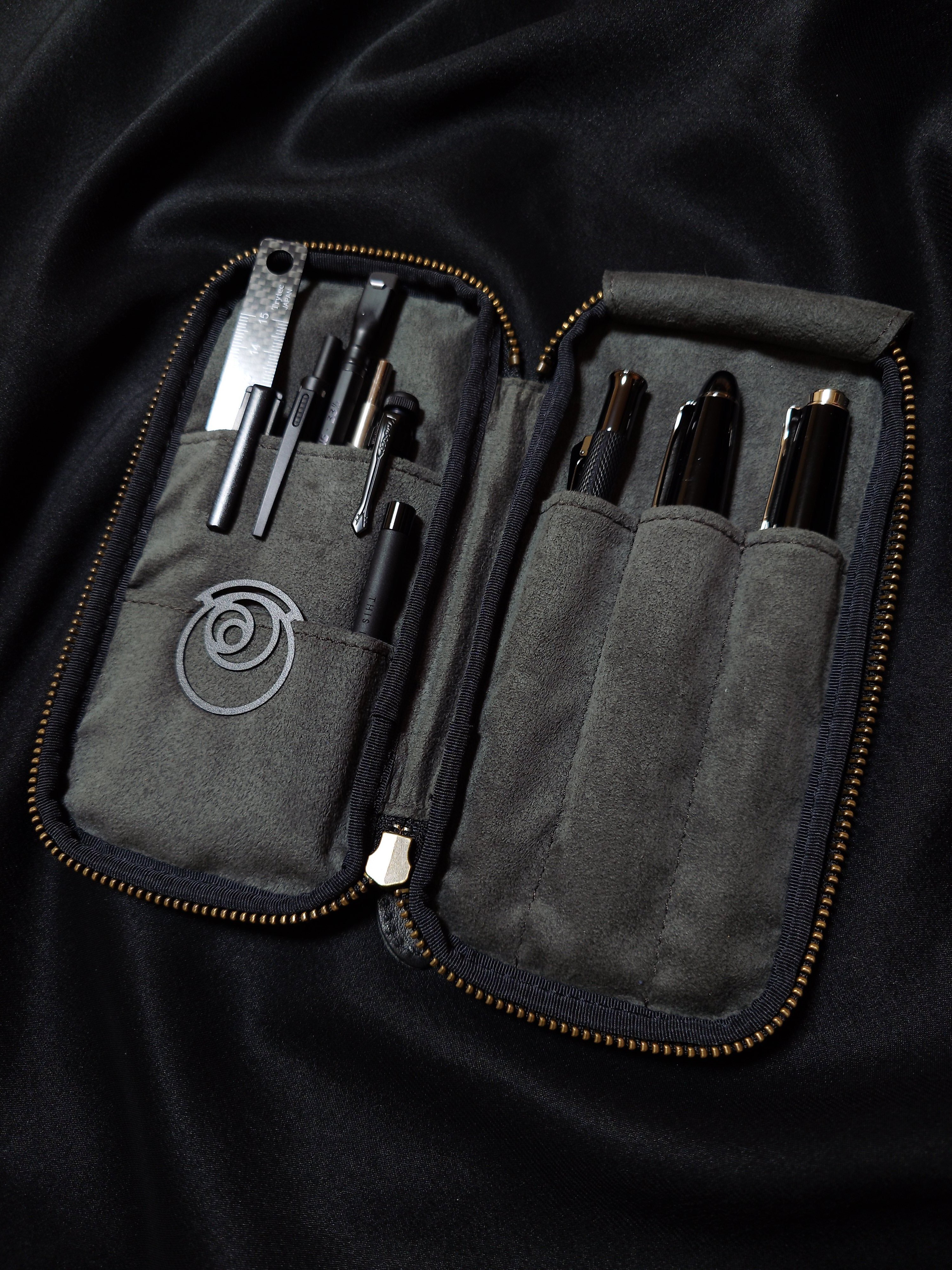 アンドリーベ 3本挿しペンケース スムースブラック &Liebe】ジップペン