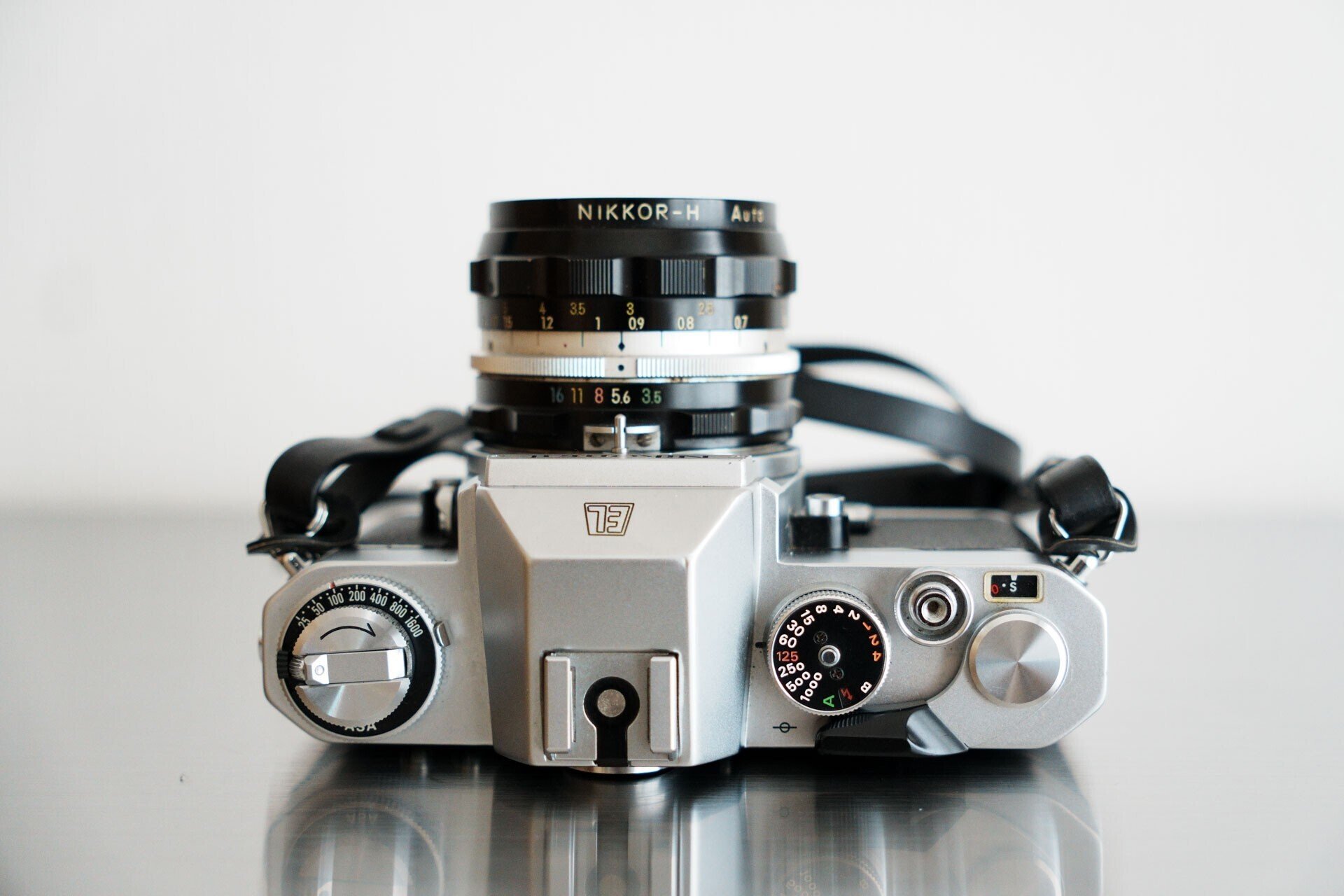 NIKOMAT・EL。一眼レフカメラ。ナショナルPE-32Sフラッシュ付き