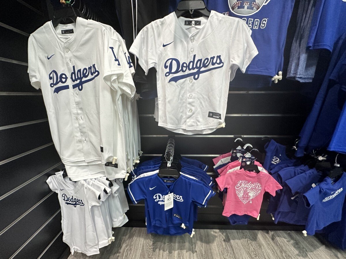 7/1 球場配布ドジャース ハワイアンナイトシャツ 大谷選手他イラスト