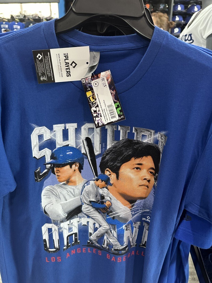 7/1 球場配布ドジャース ハワイアンナイトシャツ 大谷選手他イラスト