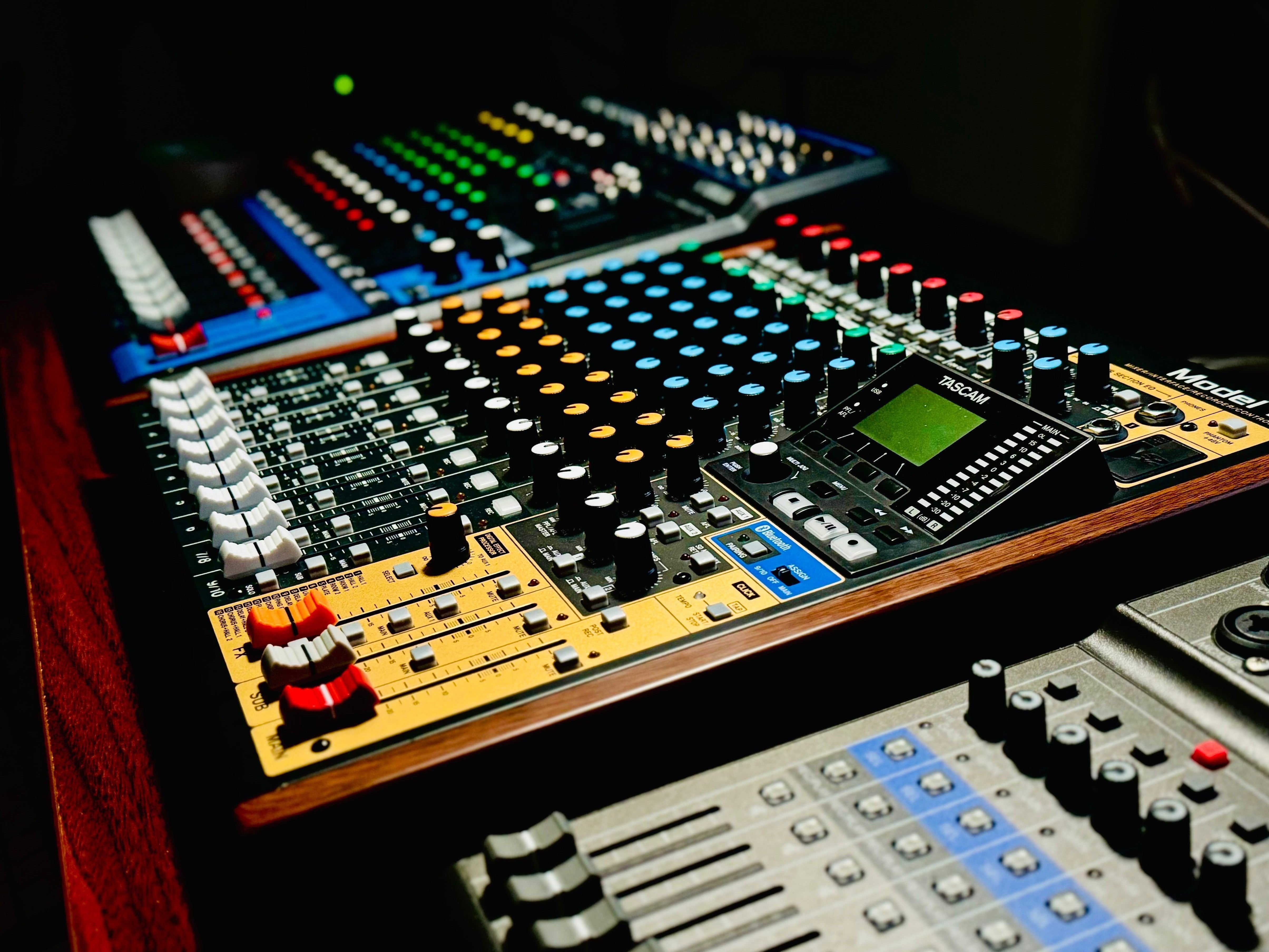 配信初心者にもオススメ！音声ミキサー「TASCAM model 12」は配信も