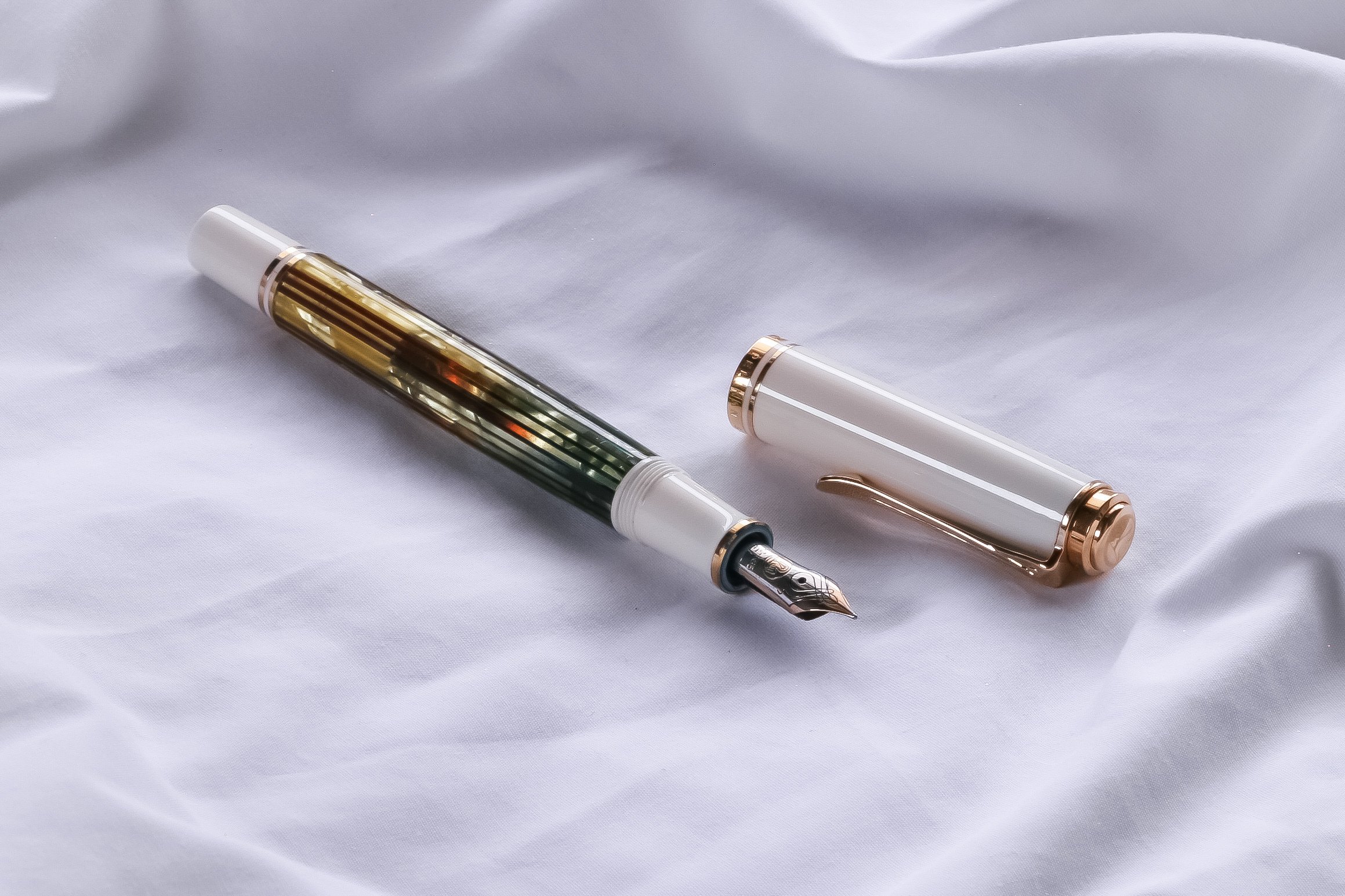 Pelikan Souverän White Tortoise M400｜窓