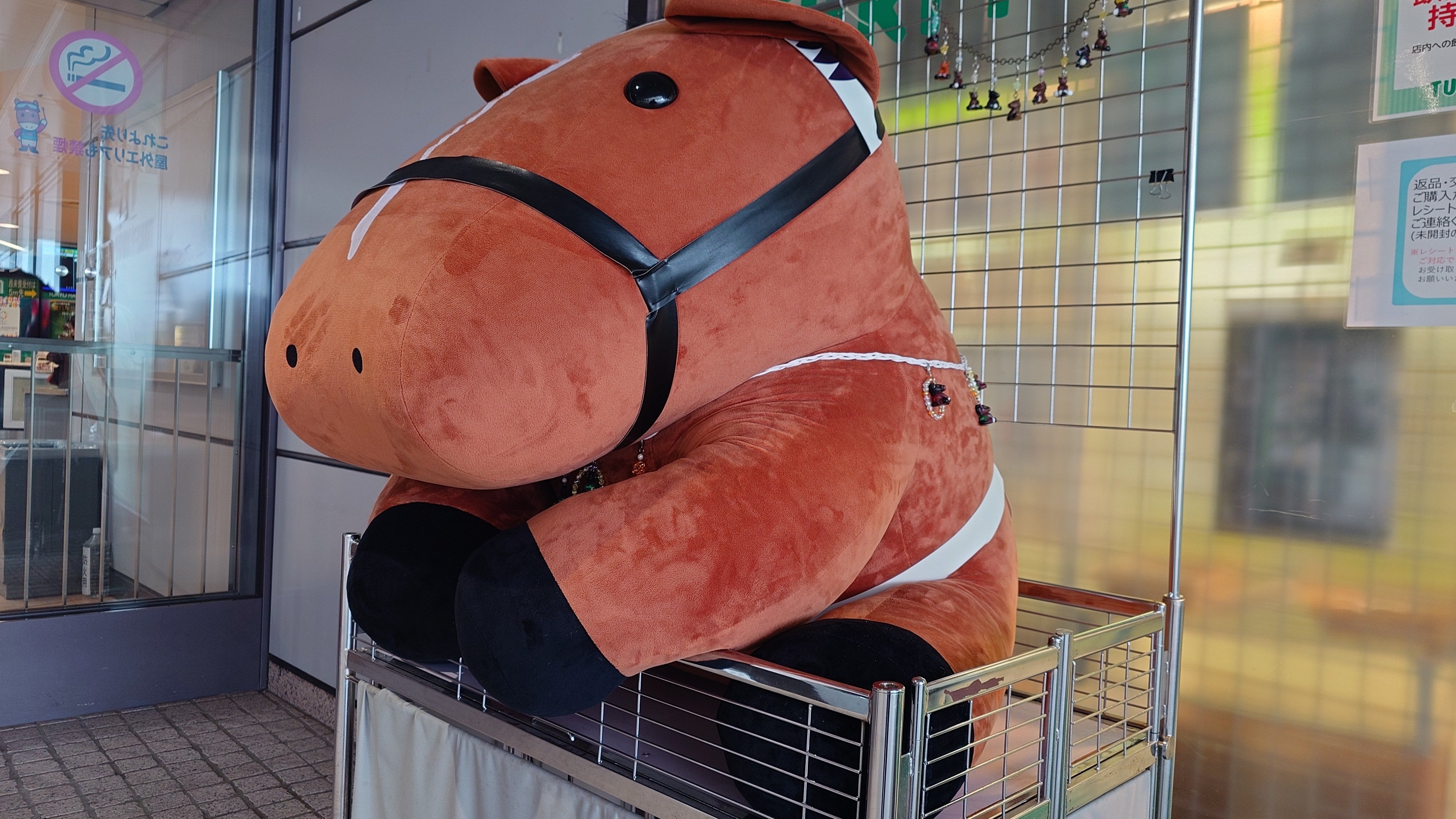 アイドルホース イクイノックスでかもっちぬいぐるみ