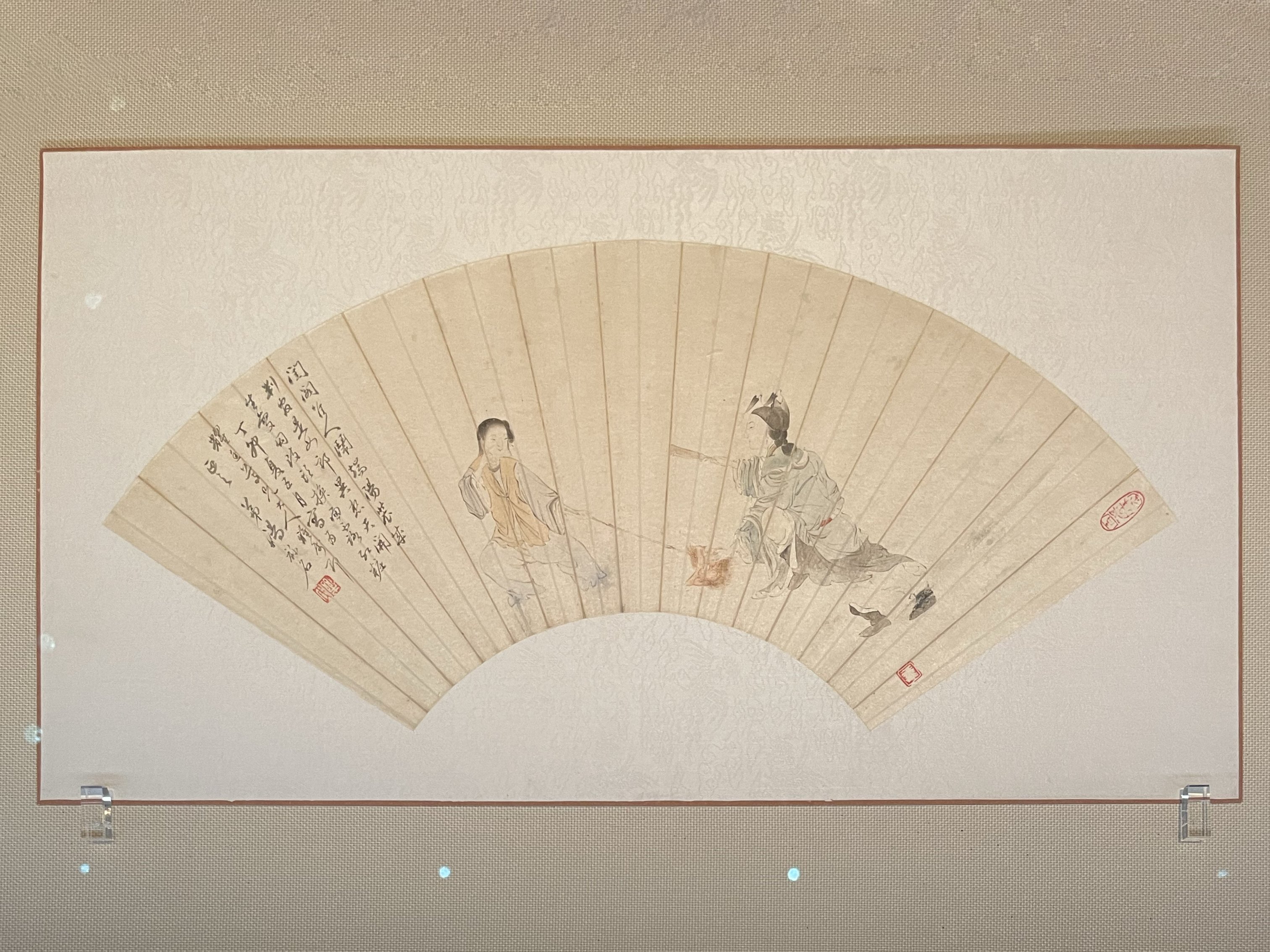 中国人が真剣に観覧する、トーハク東洋館の扇面図が素晴らしいです