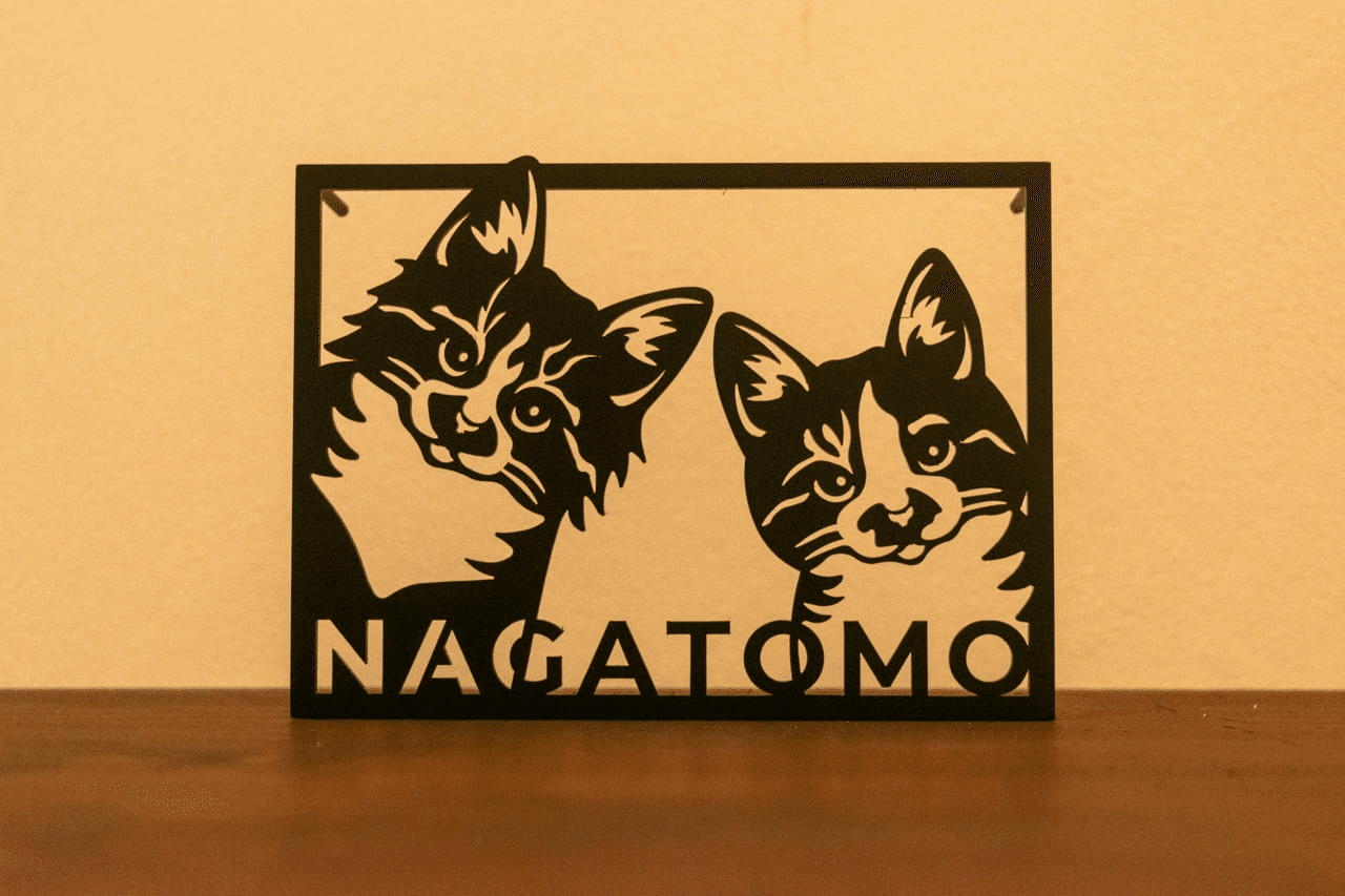 家族の絆を象徴するオーダーメイドの猫表札：愛猫がお出迎えする玄関