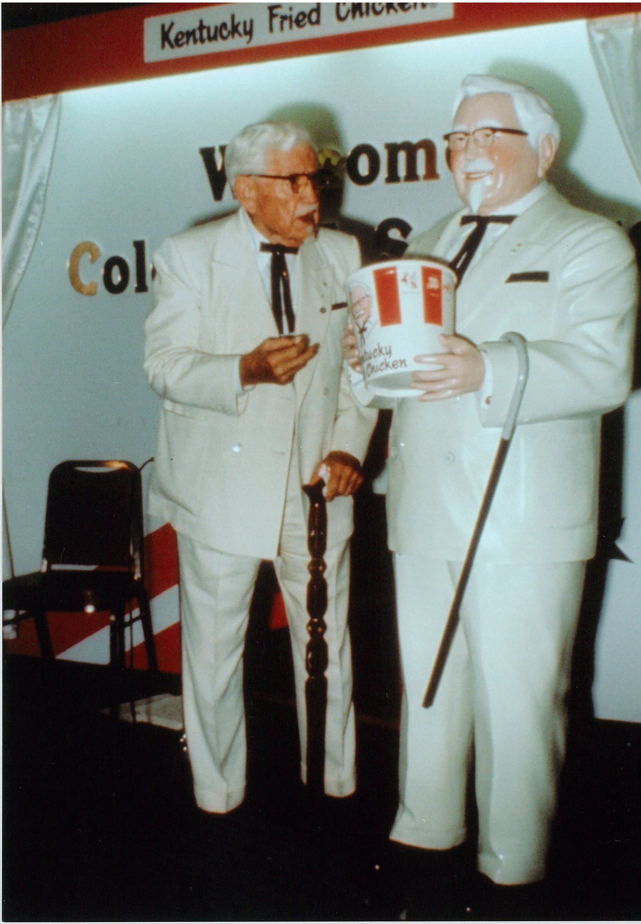 KFCのシンボル、カーネル立像~知られざる驚きのエピソード