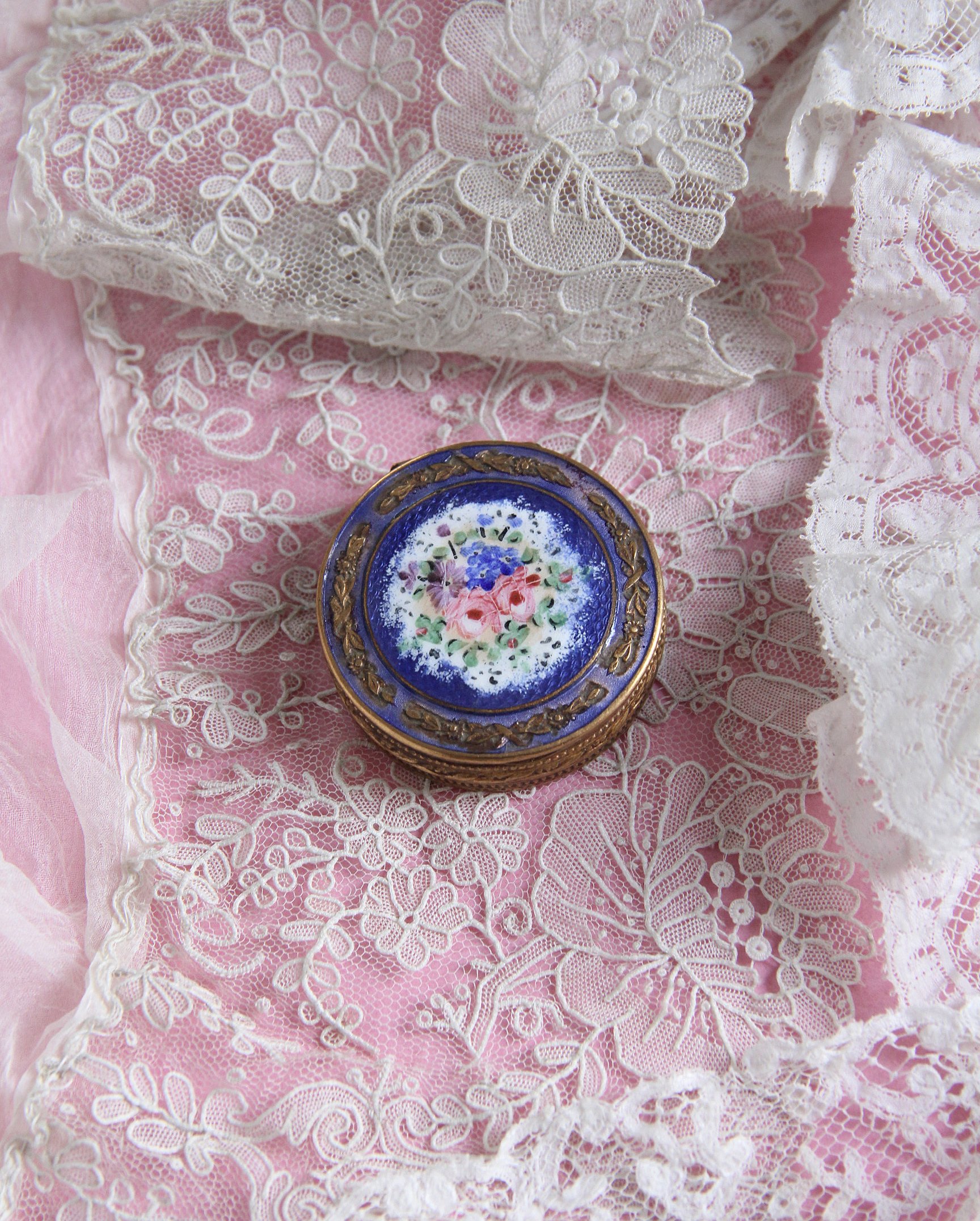 18世紀フランス青色のレース装飾楕円形ボックス 18世紀フランス青色の