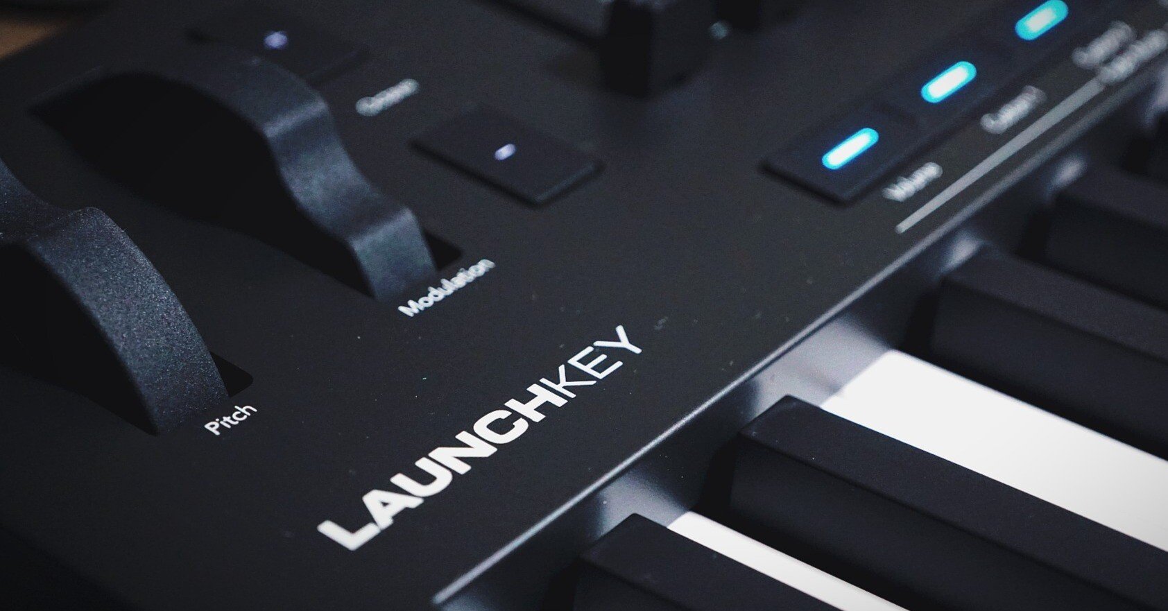レビュー 】 NOVATION Launchkey 49 MK4 MIDIキーボード｜ぼんちゃん