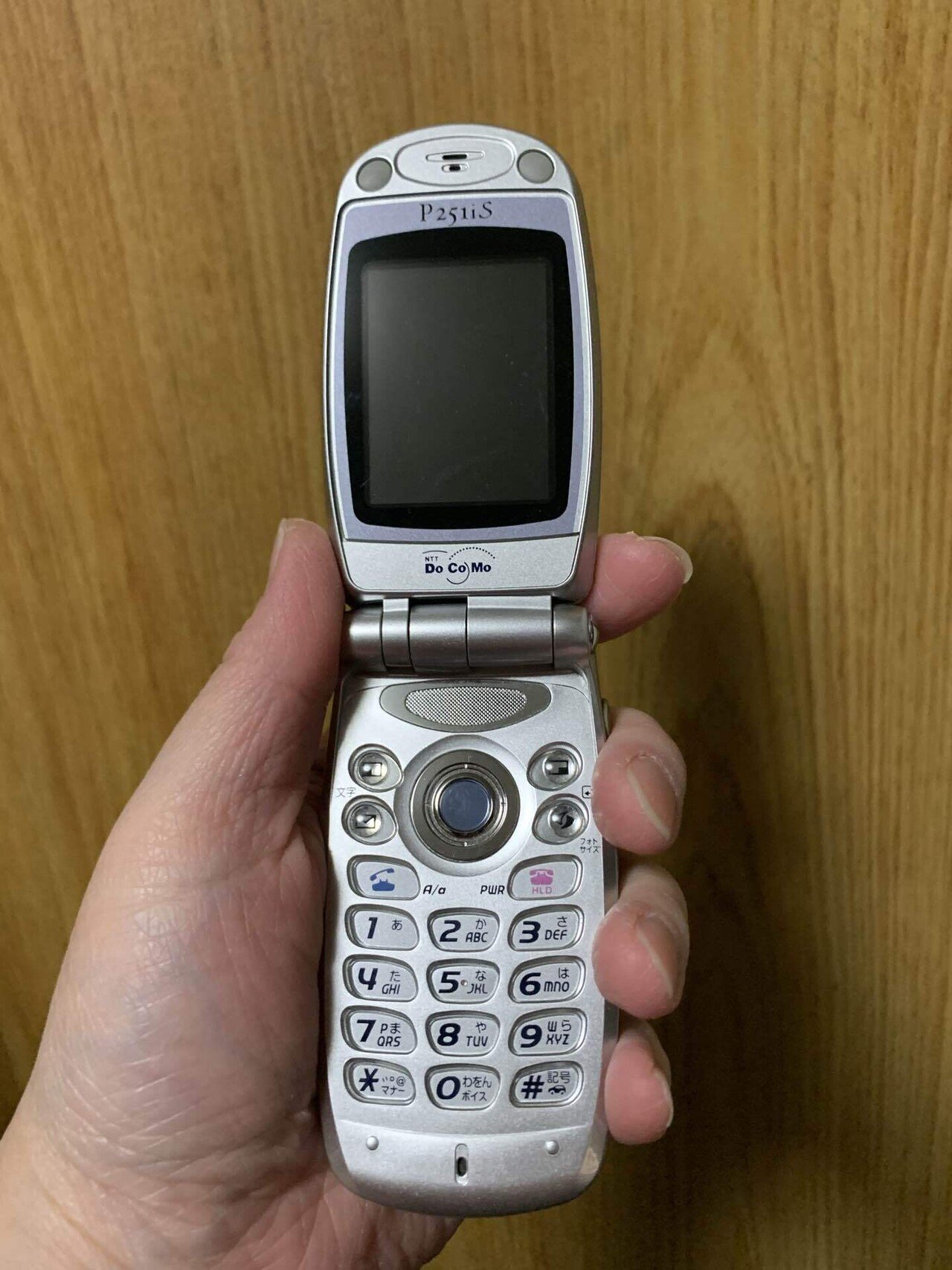 周期的にやってくる『ガラケー触りたい期』の話｜焼きそば大好き名無子さん