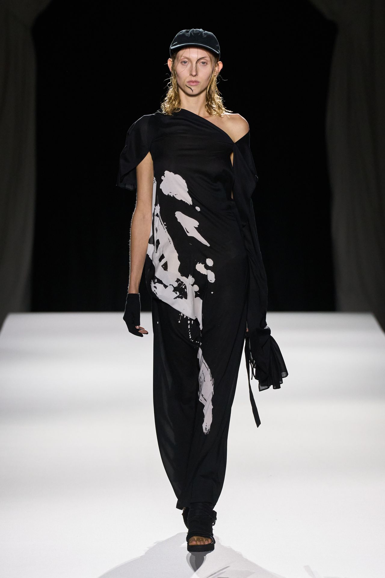 Yohji Yamamoto Spring 1999 Ready-to-Wear Collection | Vogue