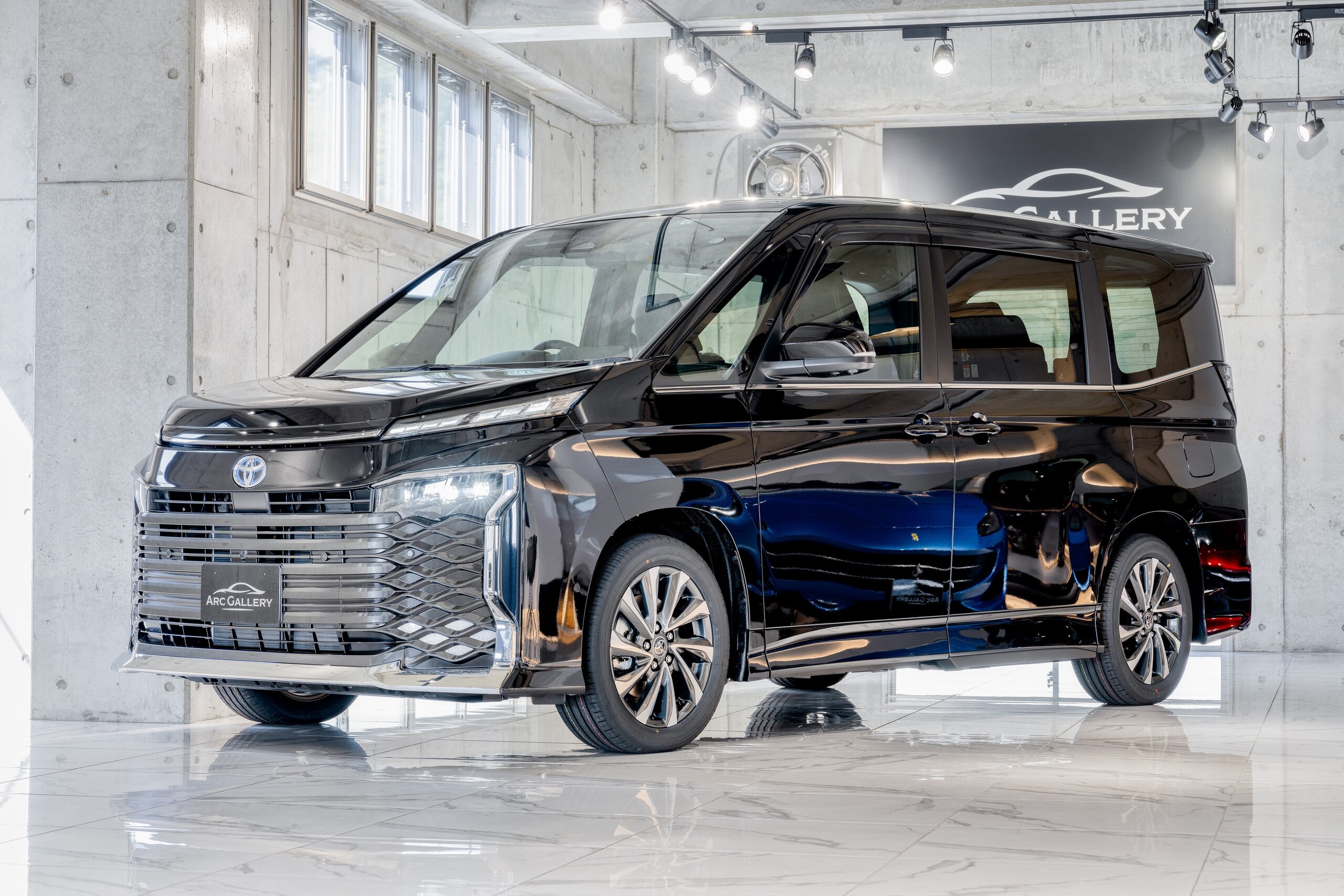 トヨタ ヴォクシー 1.8ハイブリッドS-Zの車両詳細｜アークギャラリー