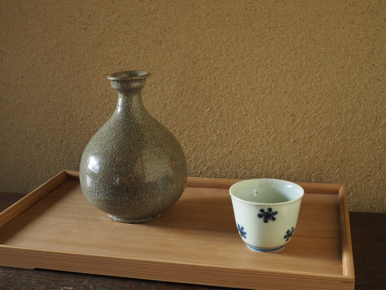 骨董品の美女が酒を注ぐ。徳利。急須。家具。置物を飾る