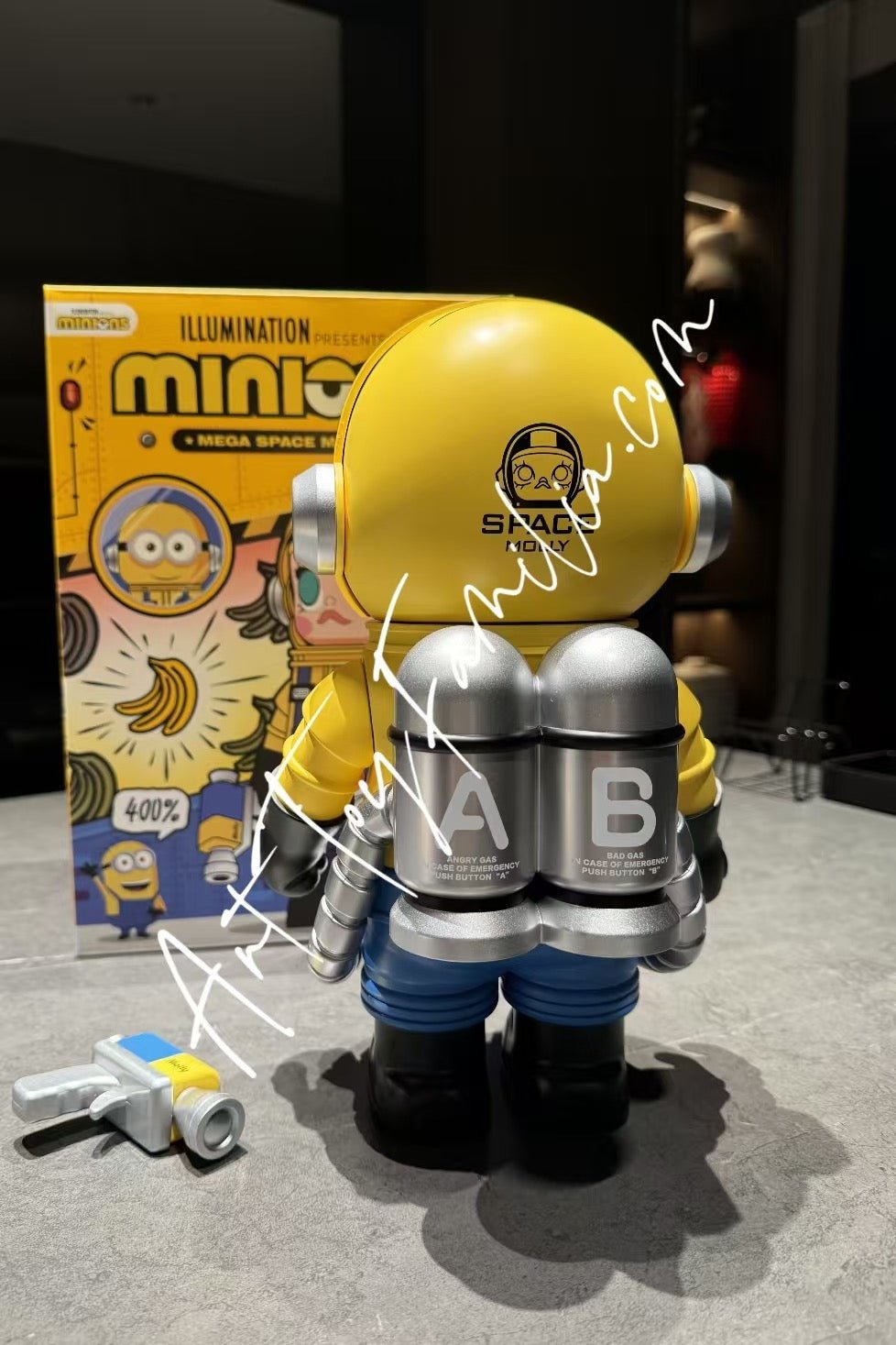 400% MEGA Space Molly 400% Minion - 小黄人400% – Art Toy Familia