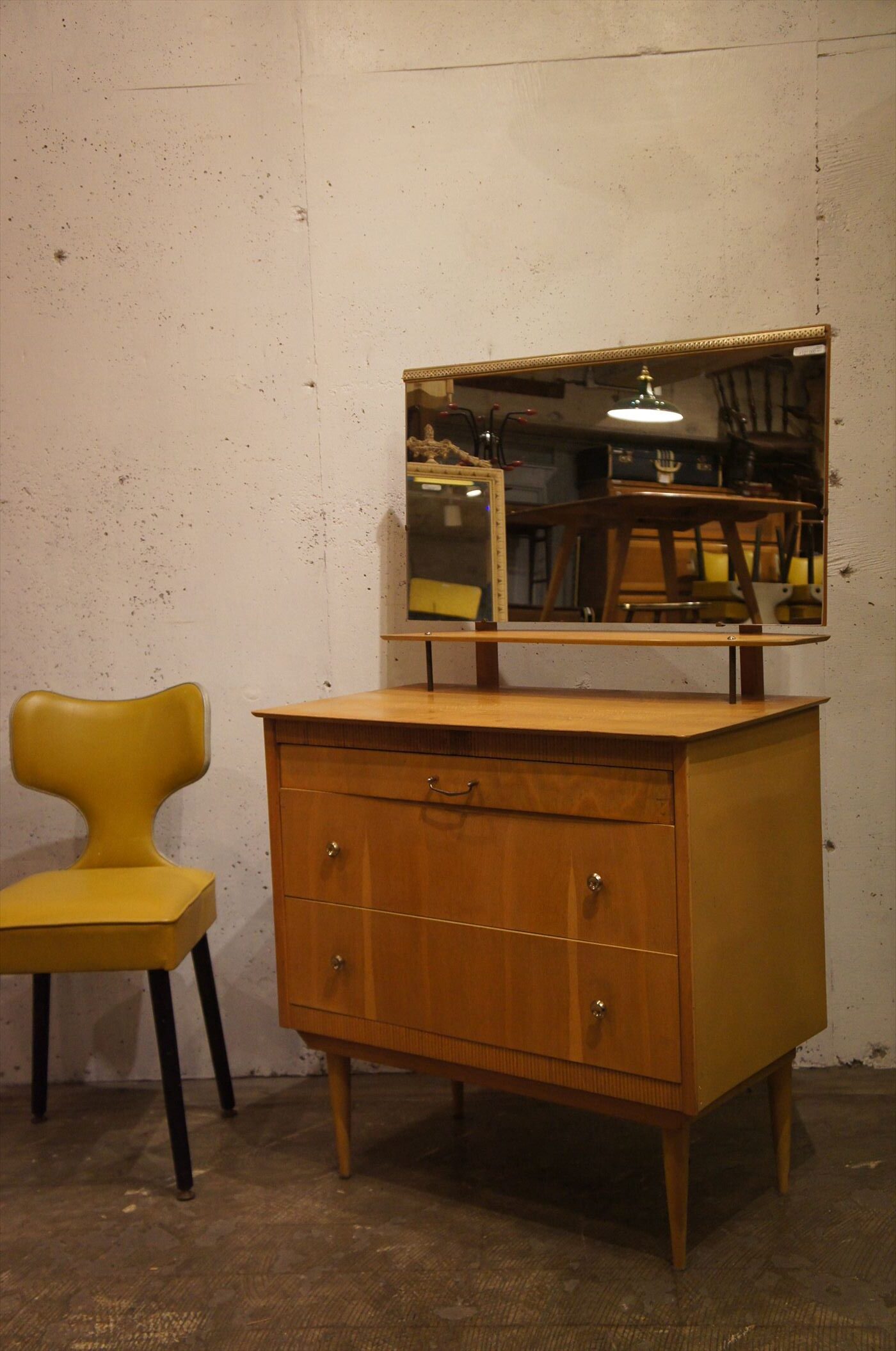 フランスアンティーク〜黒ペイントの袖付きカウンター・収納付き