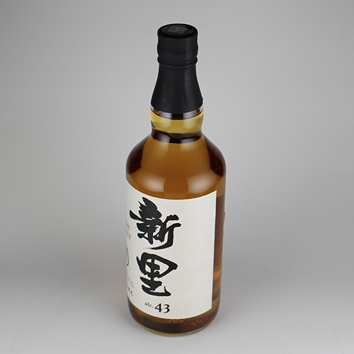 新里 WHISKY 43度,700ml 樫樽貯蔵泡盛13年古酒使用 / 新里酒造 / 泡盛