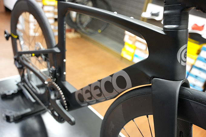 CEEPO VIPER-R シマノ ULTEGURA Di2 Black/Silver | トライアスロンの