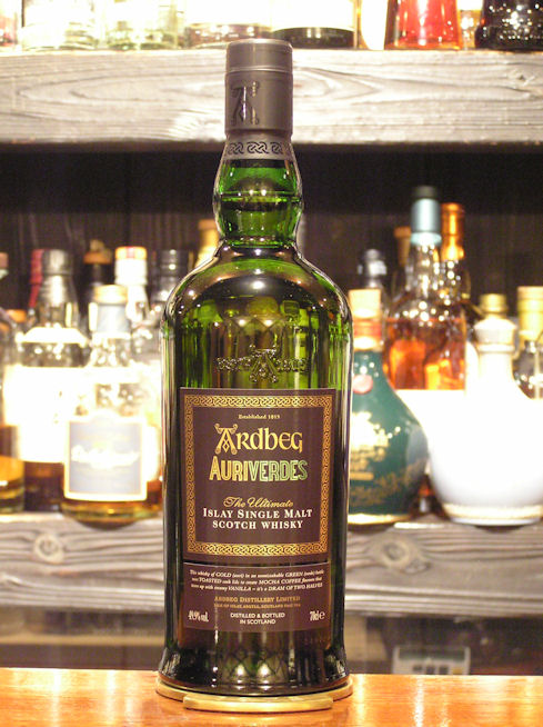 黄金に輝くウィスキーが緑のボトルに！～アードベッグ・オーリヴェルデ