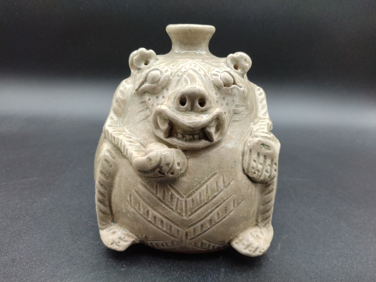 中国耀州窯青磁貼神獣面文瓶唐木台付在銘MR5981