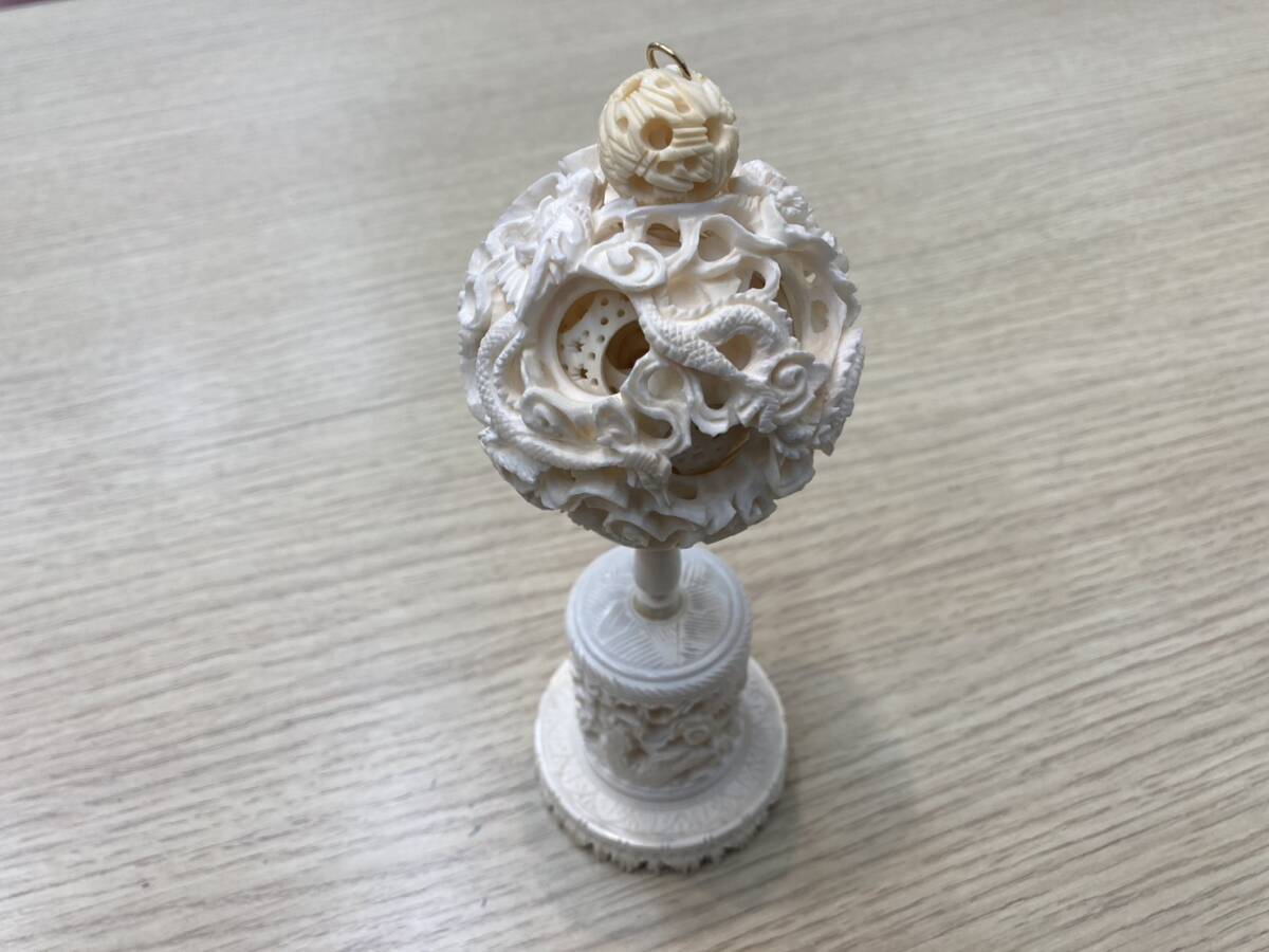 Y1299 高級彫刻 高級彫刻 細密彫 天球 象彫刻台座 総重量164.7g Y1299