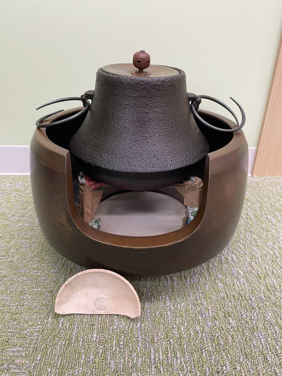 473/△風炉釜 鉄釜/風炉/五徳/底瓦等 唐銅面取風炉