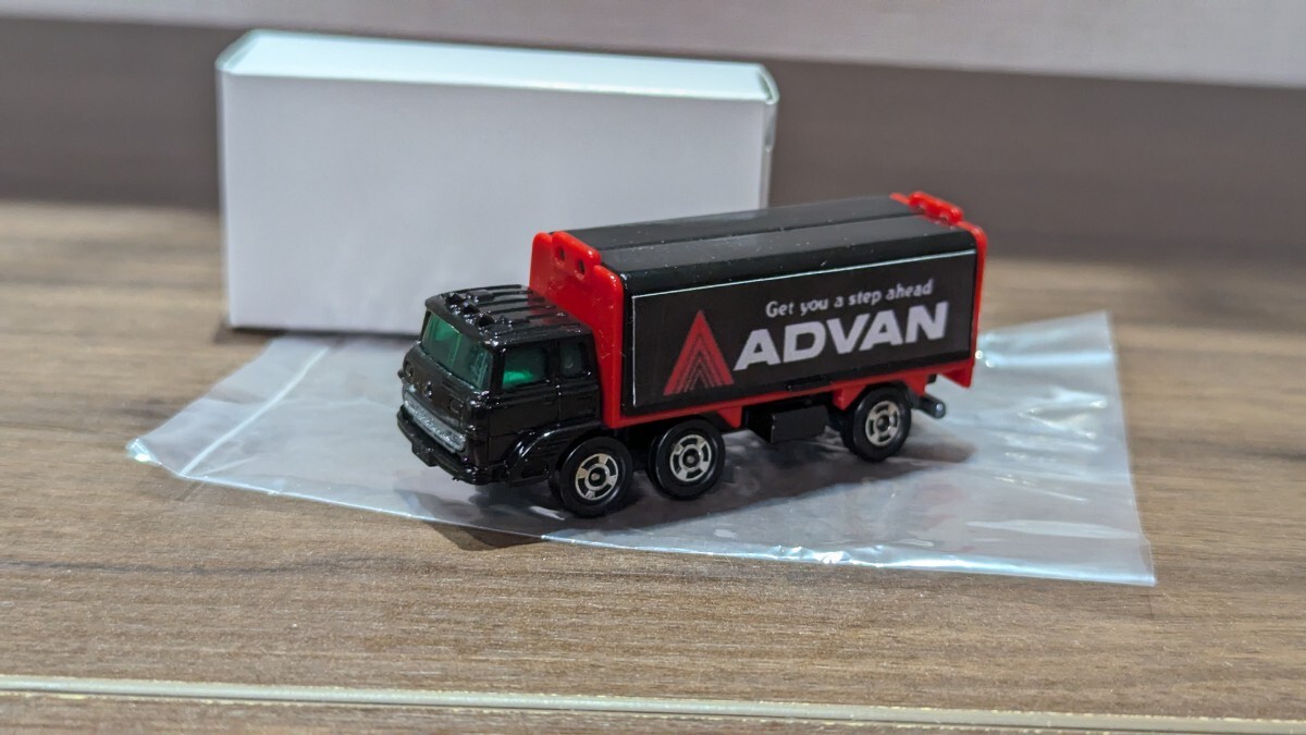 トミカ黒箱76 ふそうウイングルーフトラックADVANレース 関係者配布品