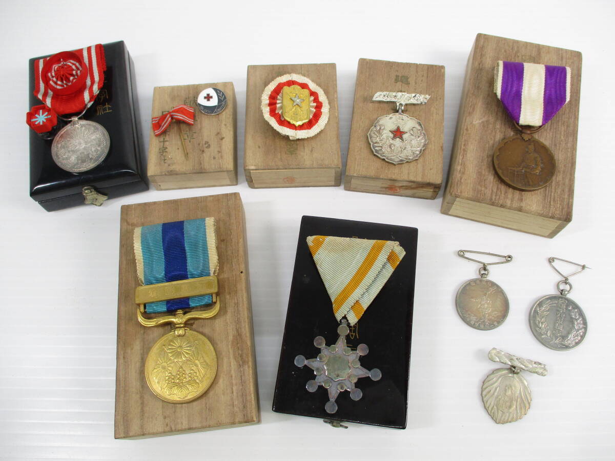 Yahoo!オークション -「勲七等瑞宝章」(勲章) (徽章)の落札相場・落札価格