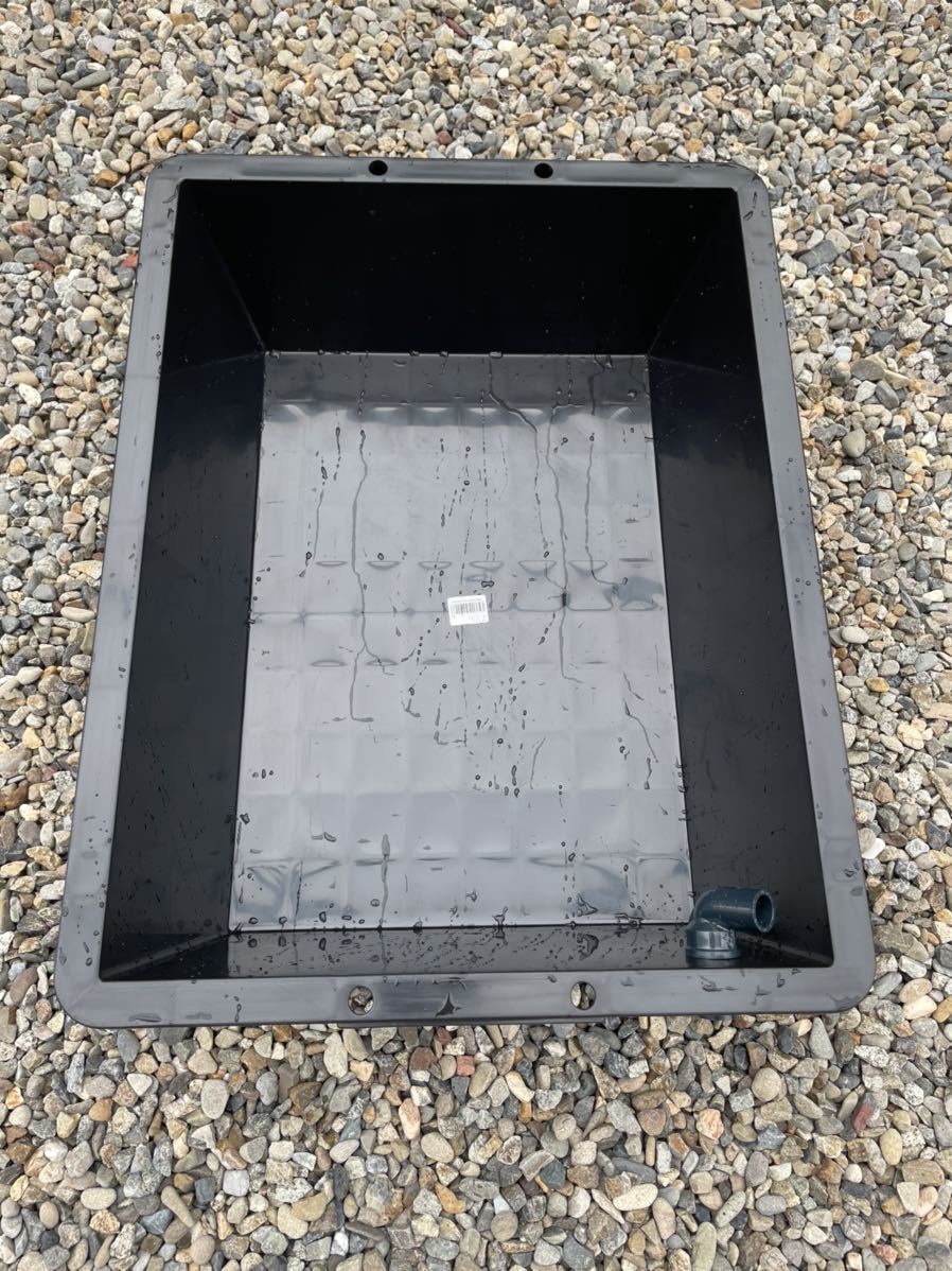 黒いFRP水槽用容器 中