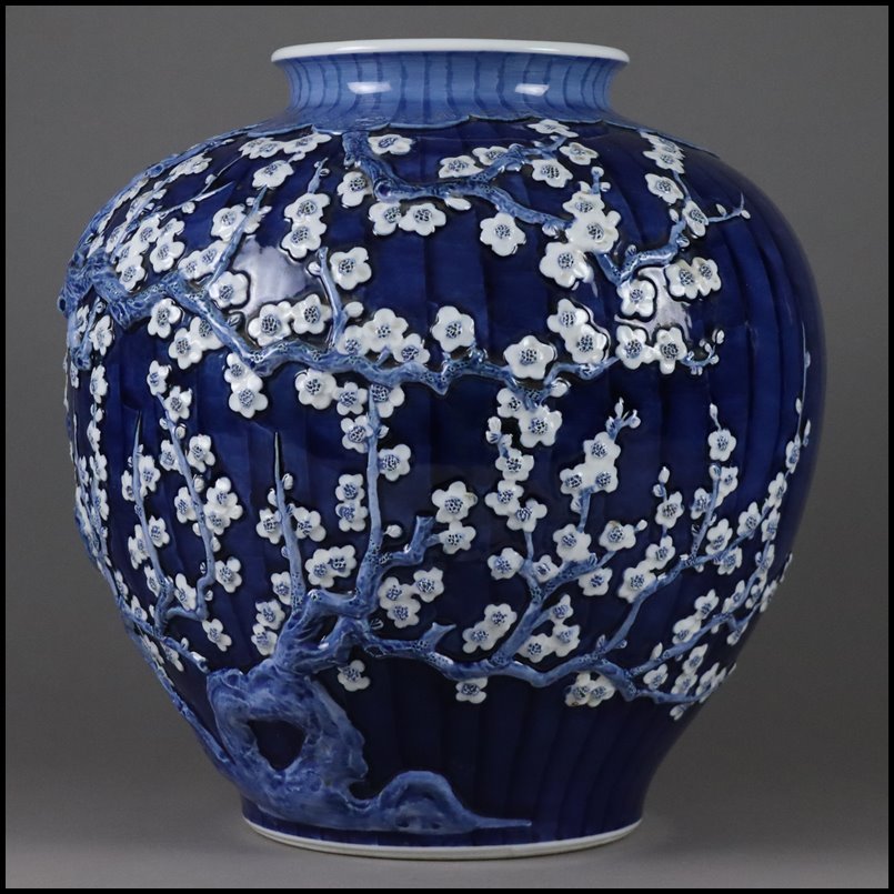 伝統工芸 有田焼【名工 緒方松右衛門 作】染付 盛上梅花図細密