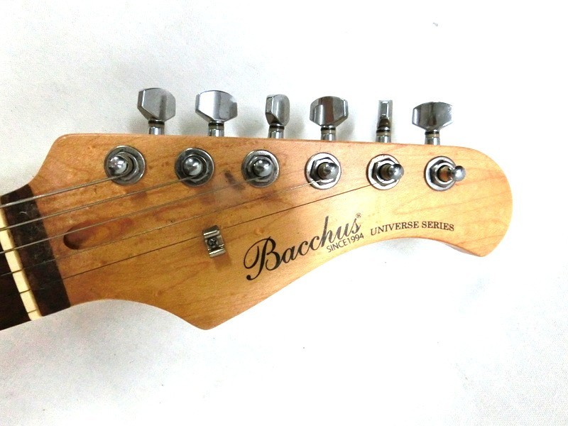 Bacchusストラトキャスタータイプエレキギター弦は新品に交換済み！