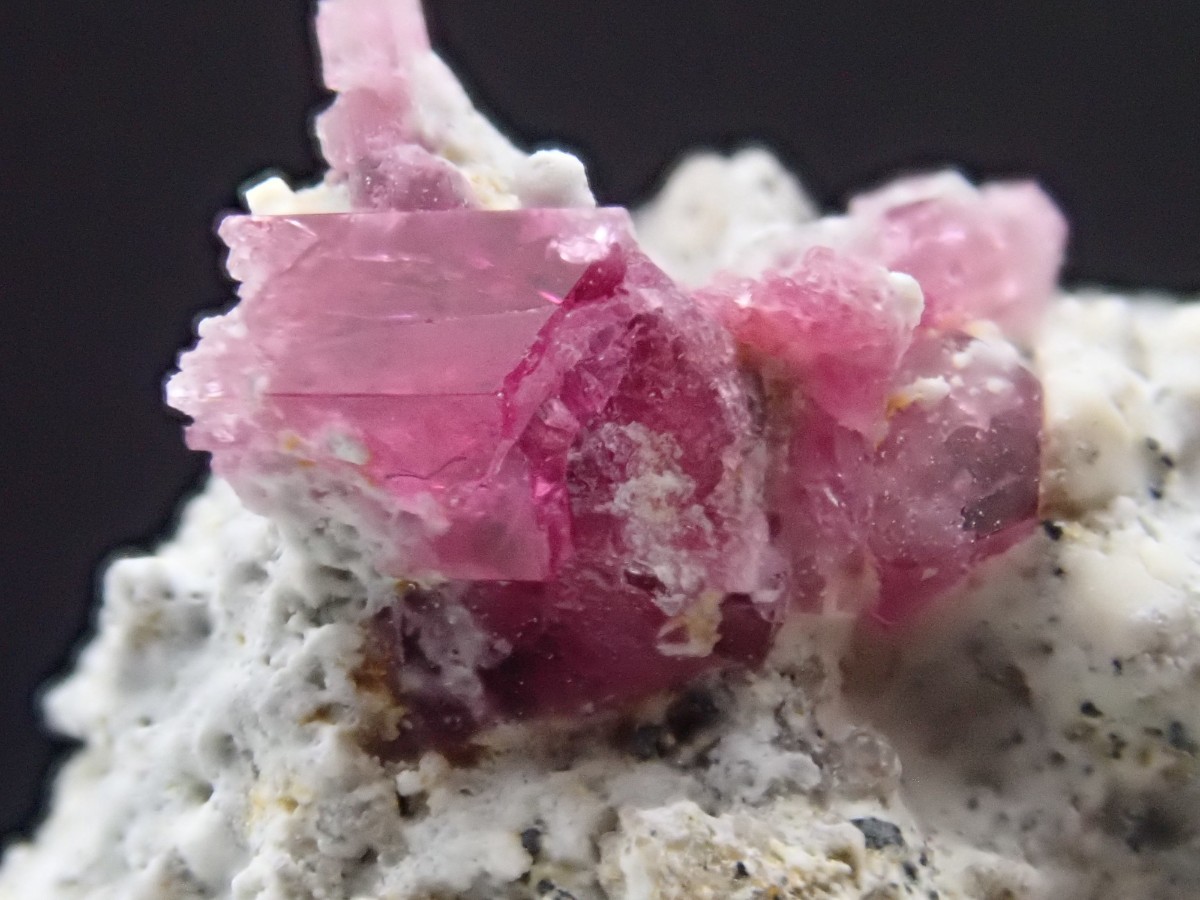 297 レッドベリル クラスター ビクスバイト レッドエメラルド 母岩付き