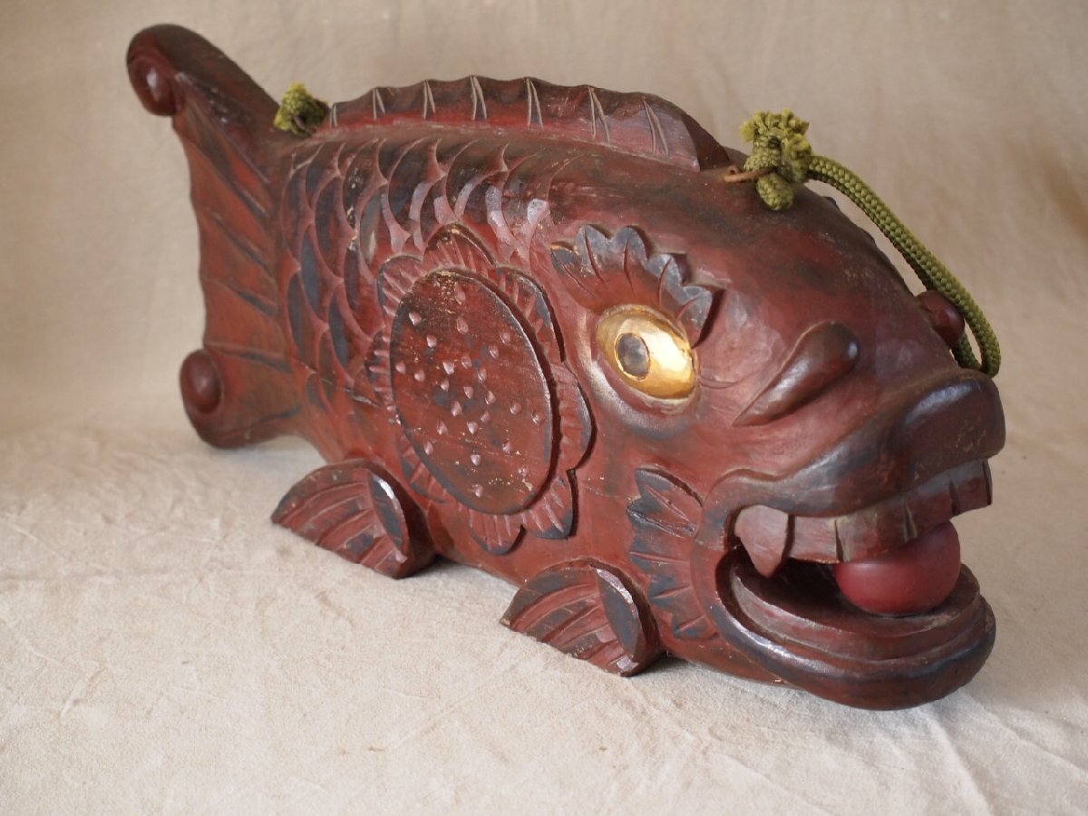 木製クマ彫刻 魚を持つ（昭和の品物）7枚の写真あります。 木製クマ