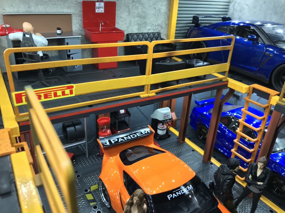 □クオリティ良いガレージ風のジオラマです□ 送料無料 1/18 映画