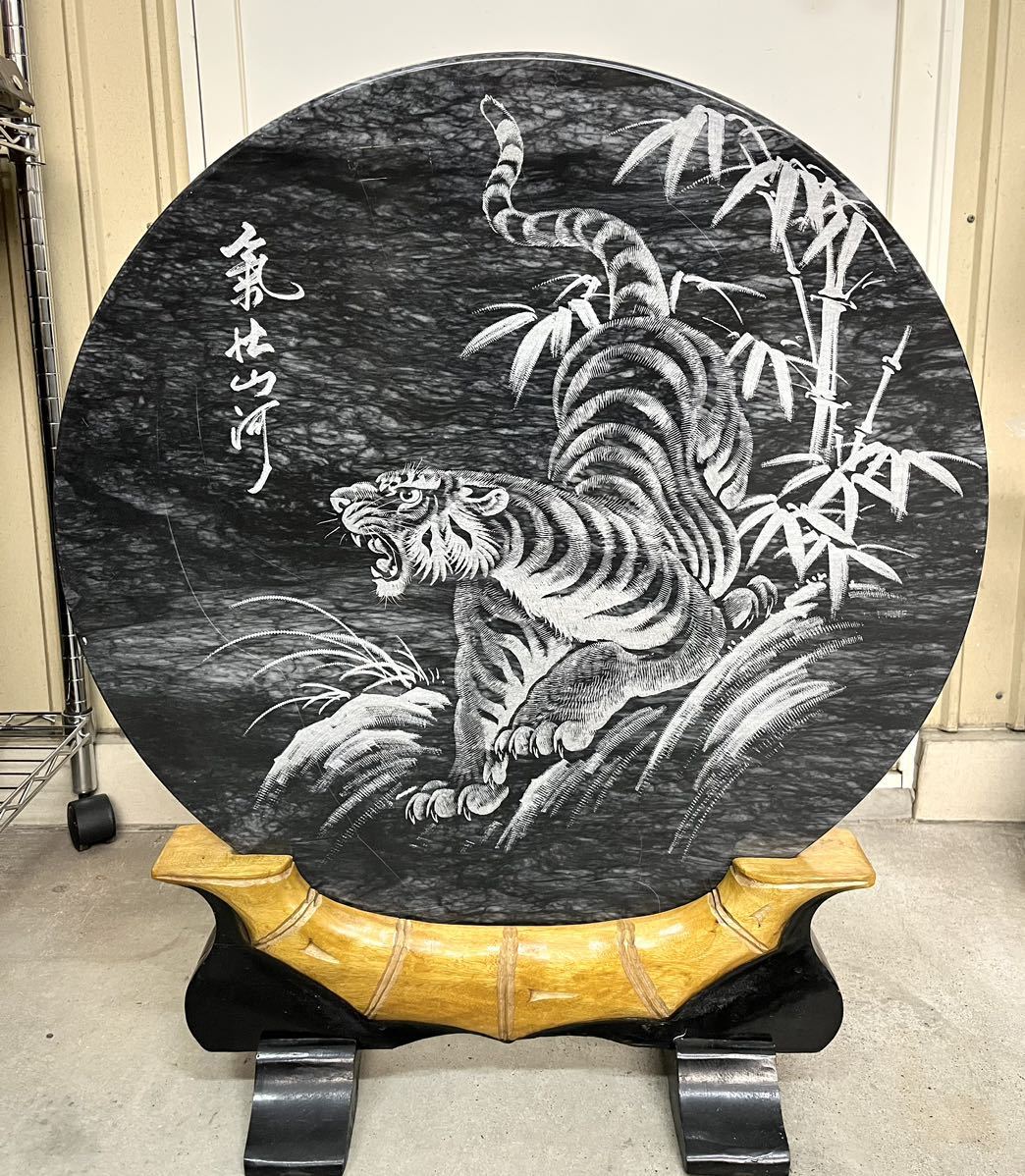 虎 大理石 台付き 古美術品 骨董品 縁起物 置物 大理石 石板彫刻 松鶴