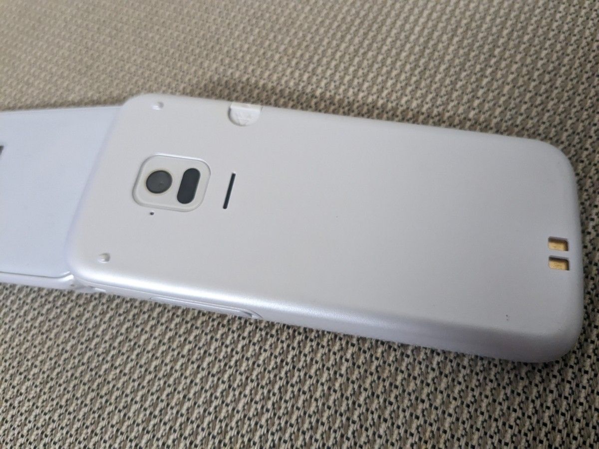 ドコモ らくらくホン F-01M ホワイト 富士通 らくらくホン F-01M