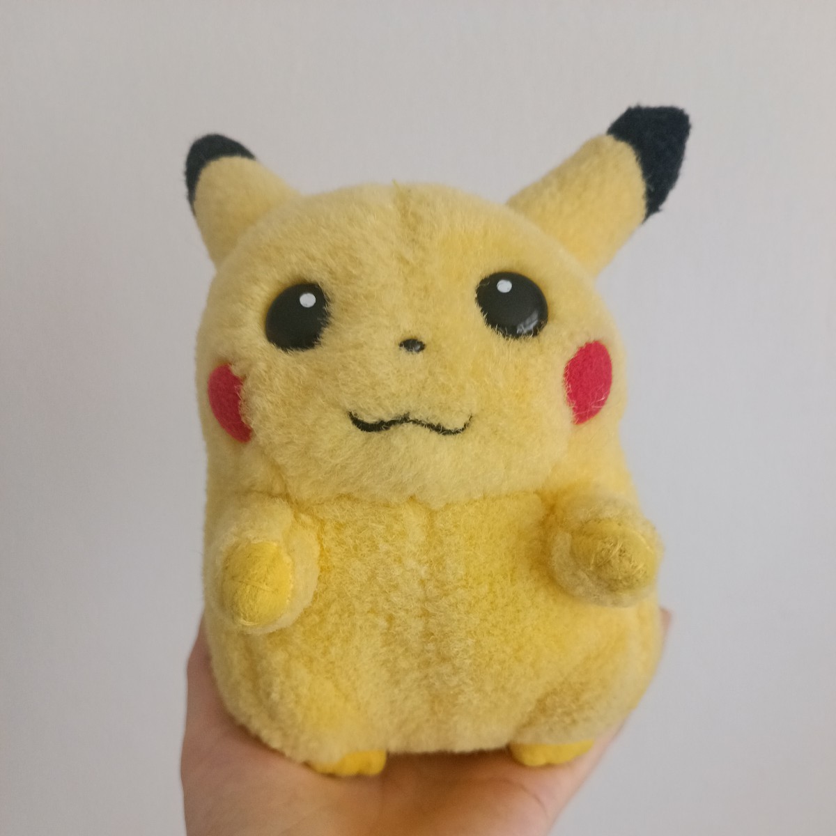 お腹を押すと鳴く TOMY ピカチュウ ぬいぐるみ 初期