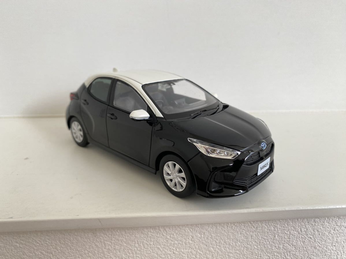 送料込み トヨタ ヤリス ミニカー 1/30 ホワイト ブラック 2KC 白 黒