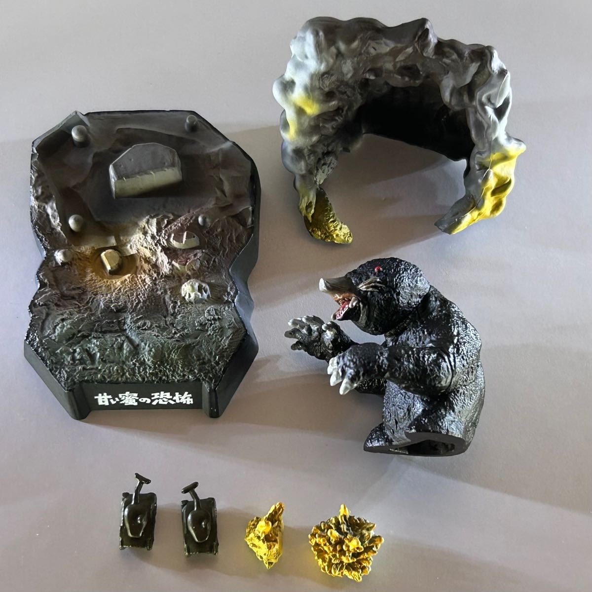 シークレット1】「 甘い蜜の恐怖」モングラー(彩色) 「ウルトラ怪獣