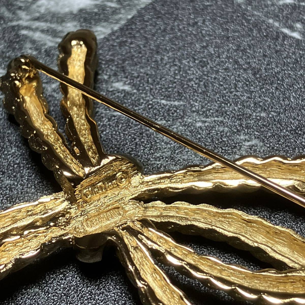 美品 クリスチャンディオール ブローチ リボン ロープモチーフ 縄 ゴールド