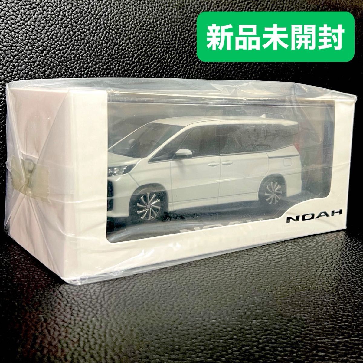 新品・未開封】ノア 90系 ホワイトパール ミニカー カラーサンプル 1