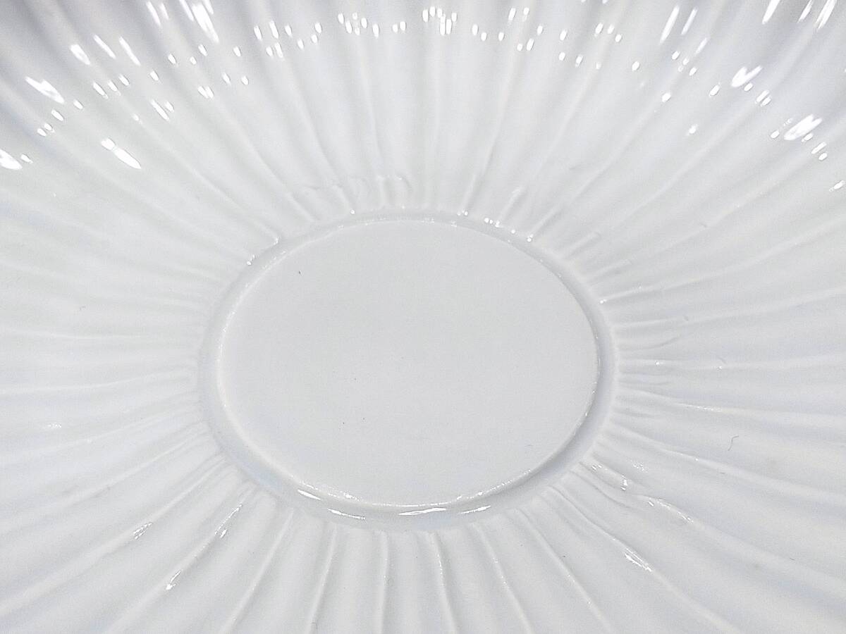 上田恒次 白磁菊皿 共箱 FE16 上田恒次 作 白磁 菊皿 幅23.1㎝ 共箱