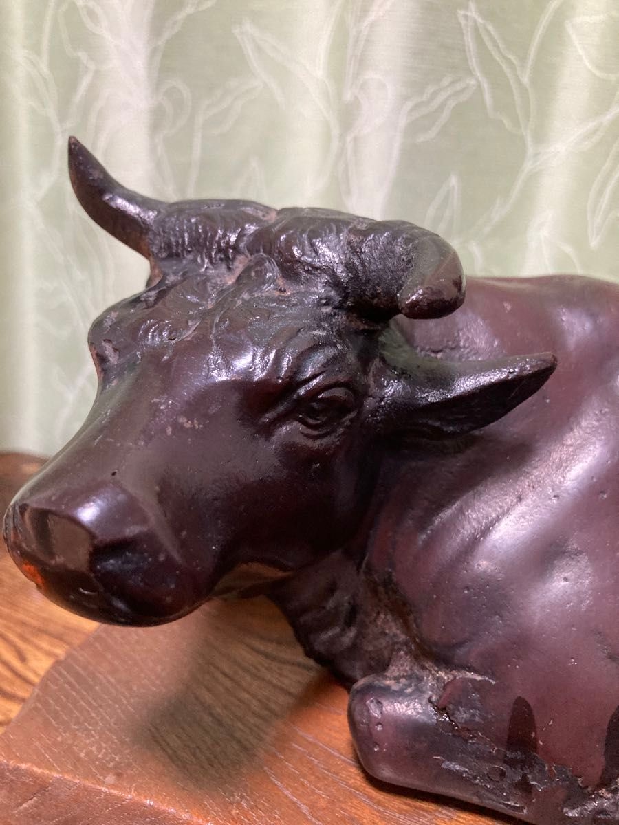 金属製牛と子供の彫刻 金属製牛と子供の彫刻