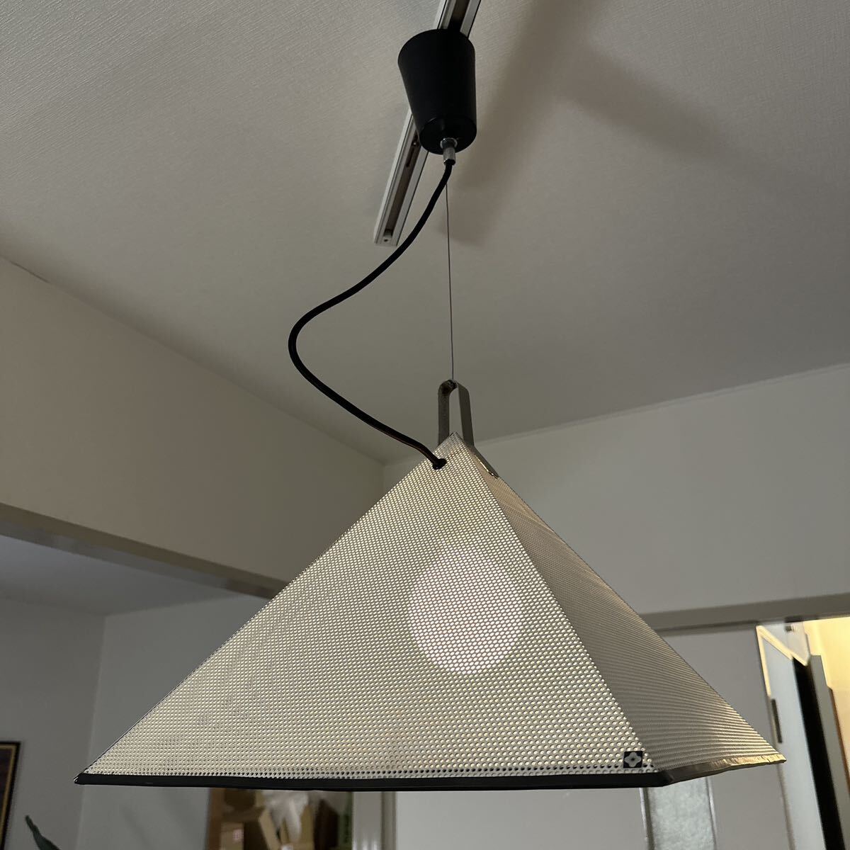 三原昌平 ヤマギワ 金属製 ピラミッド型 ペンダントライト【白色