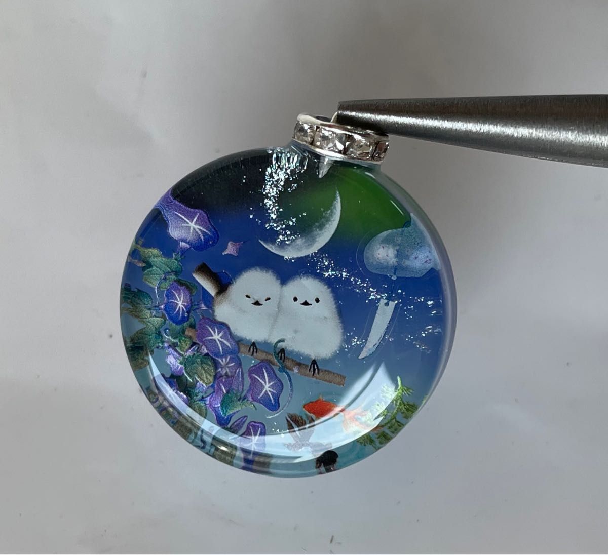 レジン/幻想のお城と親子鹿 蓄光 オルゴナイトネックレス