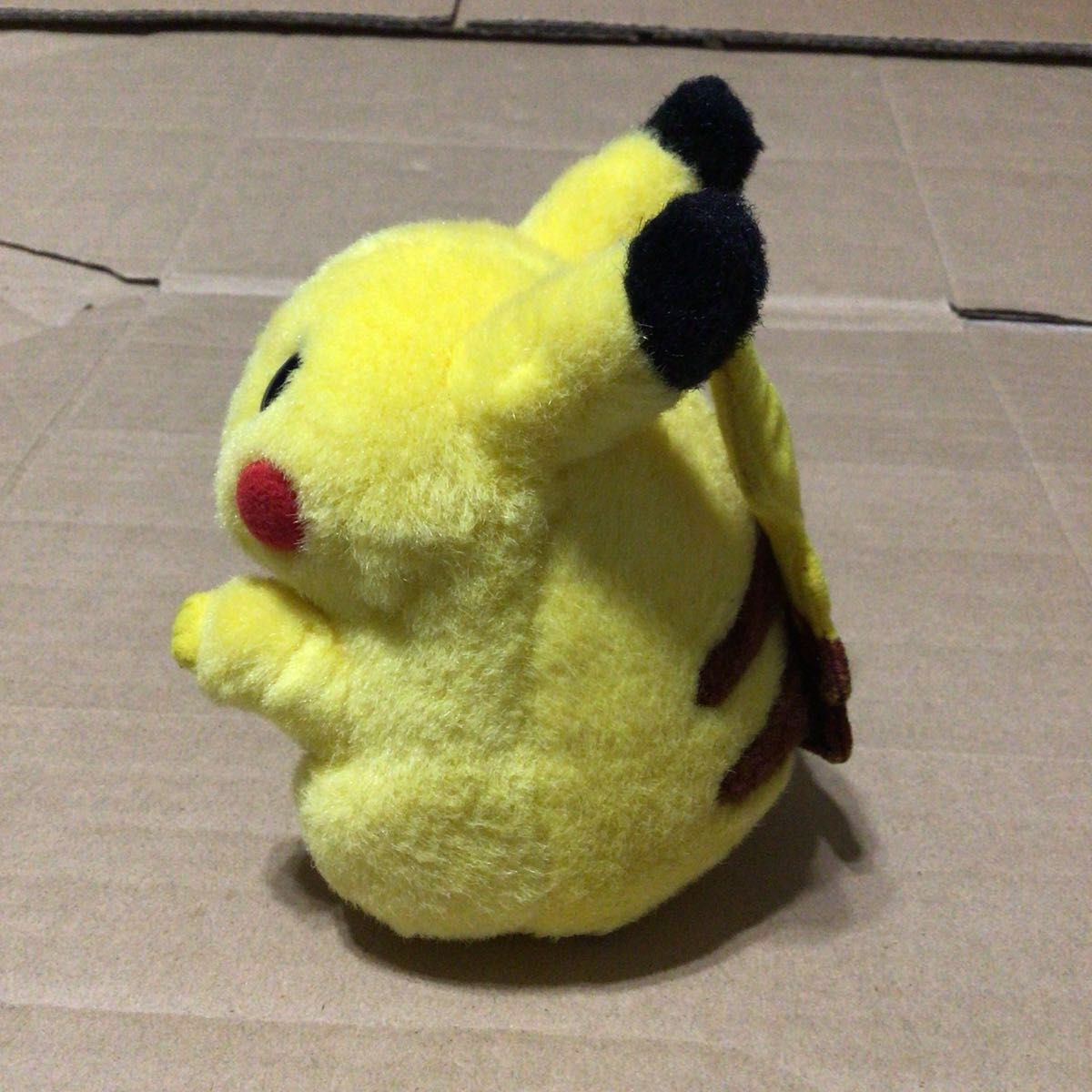 お腹を押すと鳴く TOMY ピカチュウ ぬいぐるみ 初期