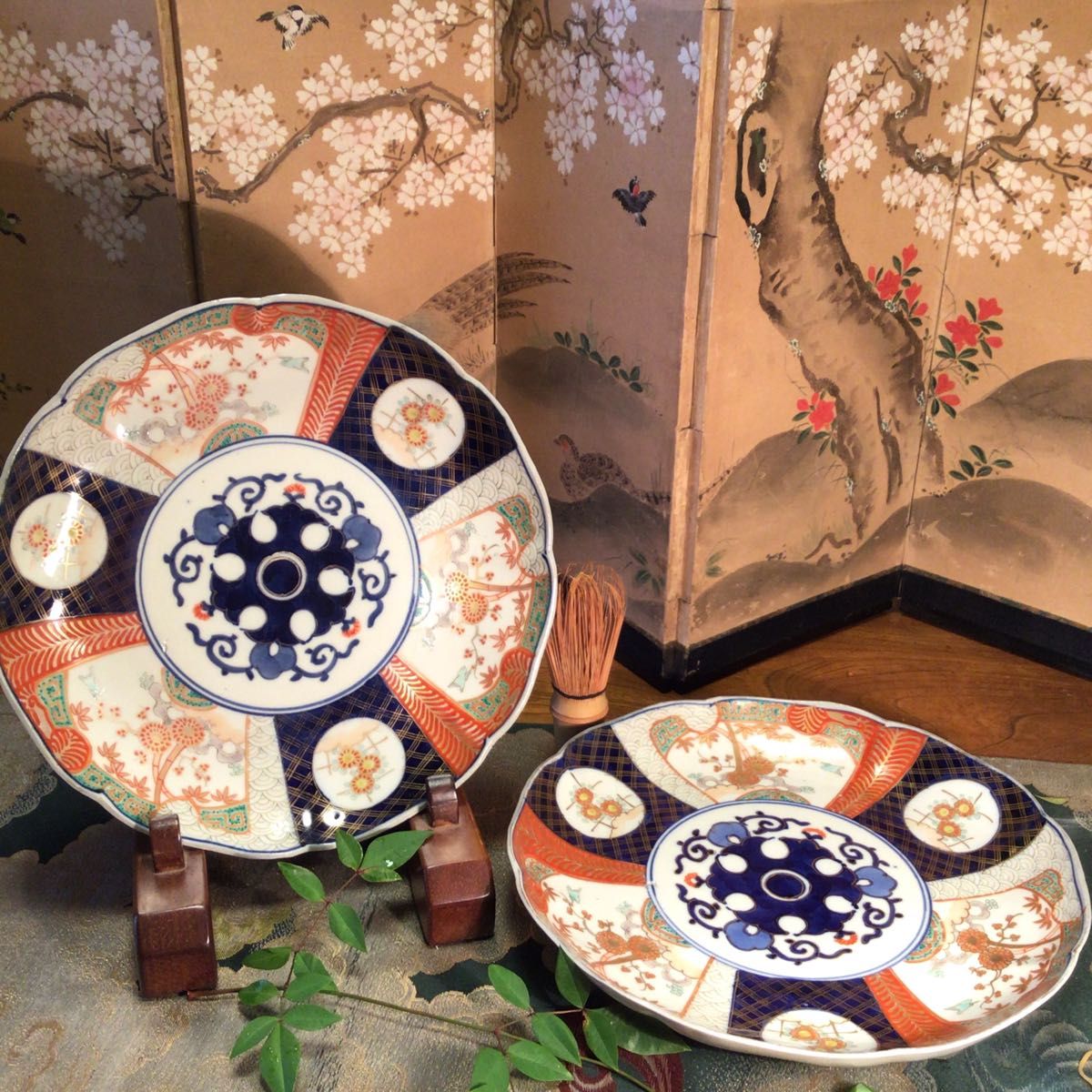 A651 古伊万里染錦手見込唐草窓絵花鳥紋様8寸皿2枚