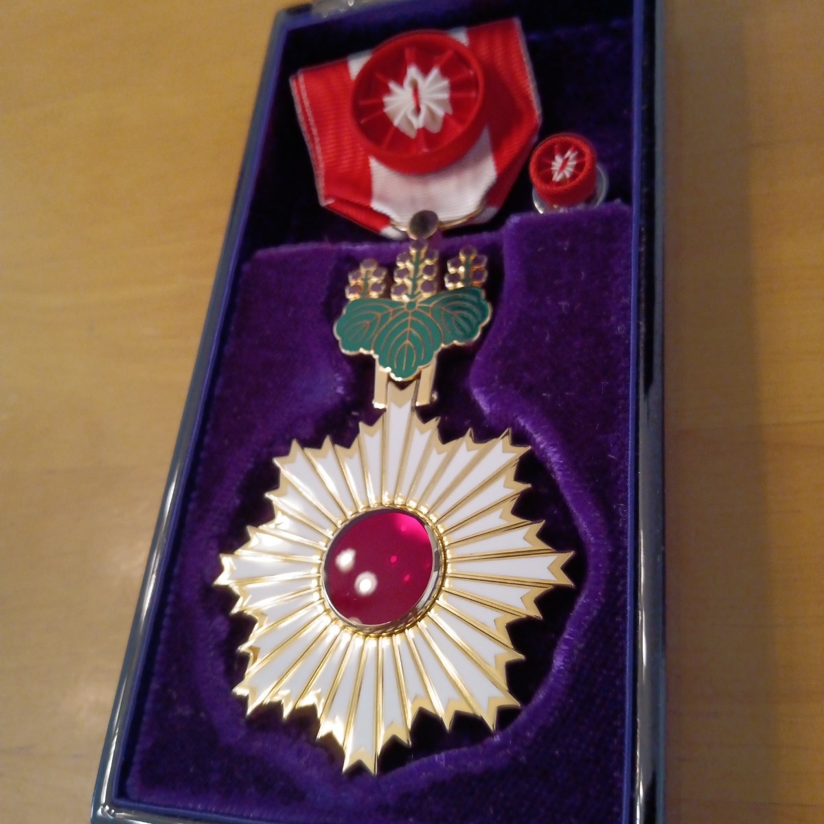 超激レア】現行タイプ 旭日中綬章 H15制度改正後新型 旧勲三等 勲章 徽章